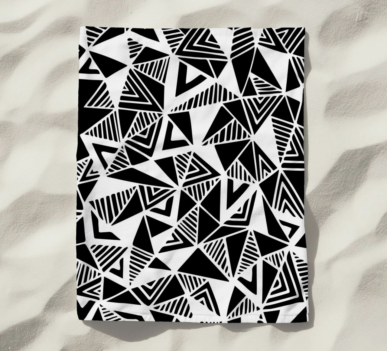 Jazzy Triangles Pattern telo mare da Kim Hubball Studio