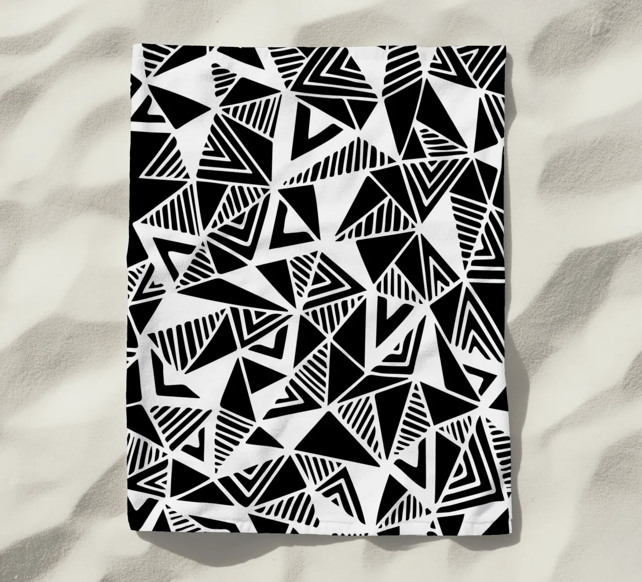 Jazzy Triangles Muster Strandtuch von Kim Hubball Studio