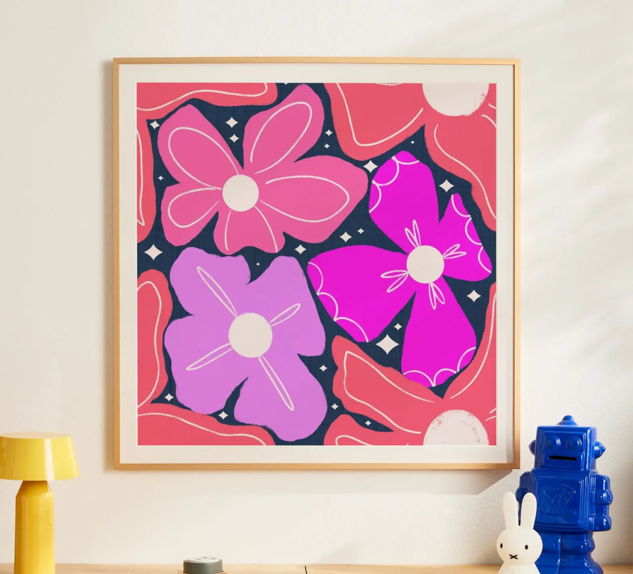 Groovy Petal Retro Garden Floral Pink - Audace modello Mid-Century Mod poster con telaio in plastica da susanacosta