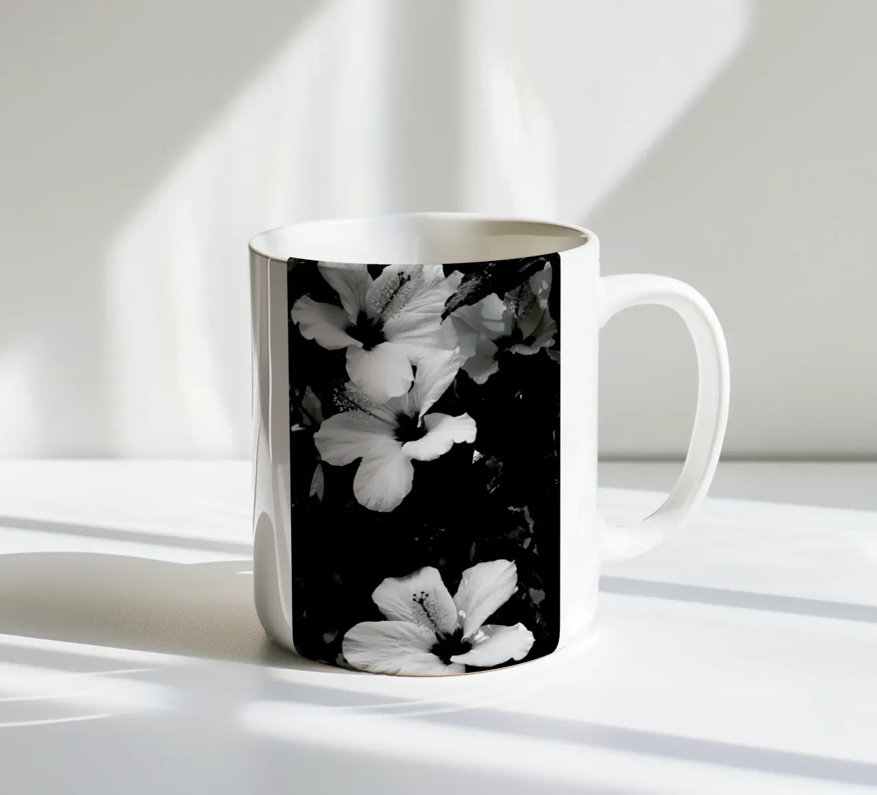 Hibiscus tazza in ceramica da Ingrid Beddoes