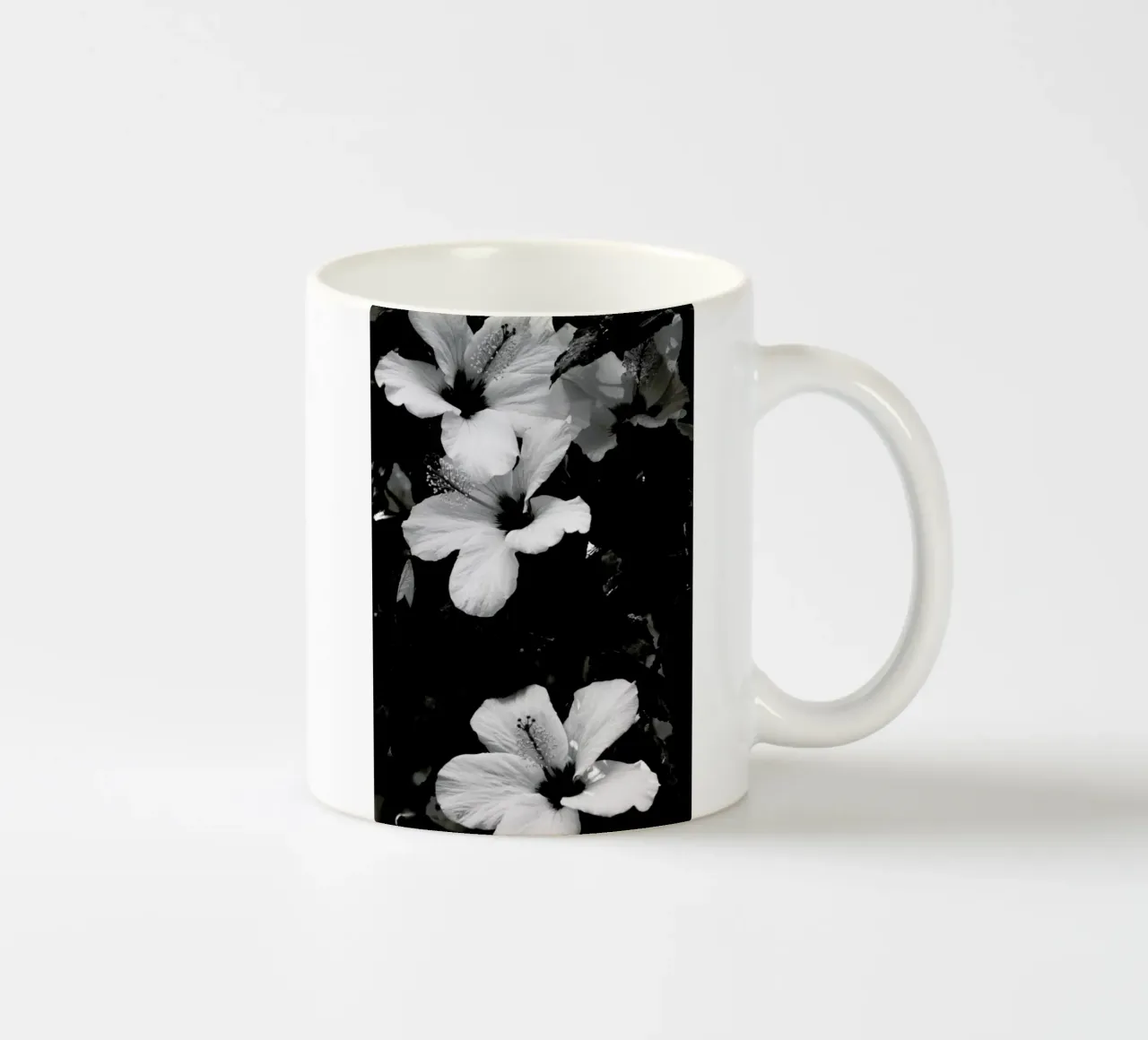 Hibiscus tazza in ceramica da Ingrid Beddoes