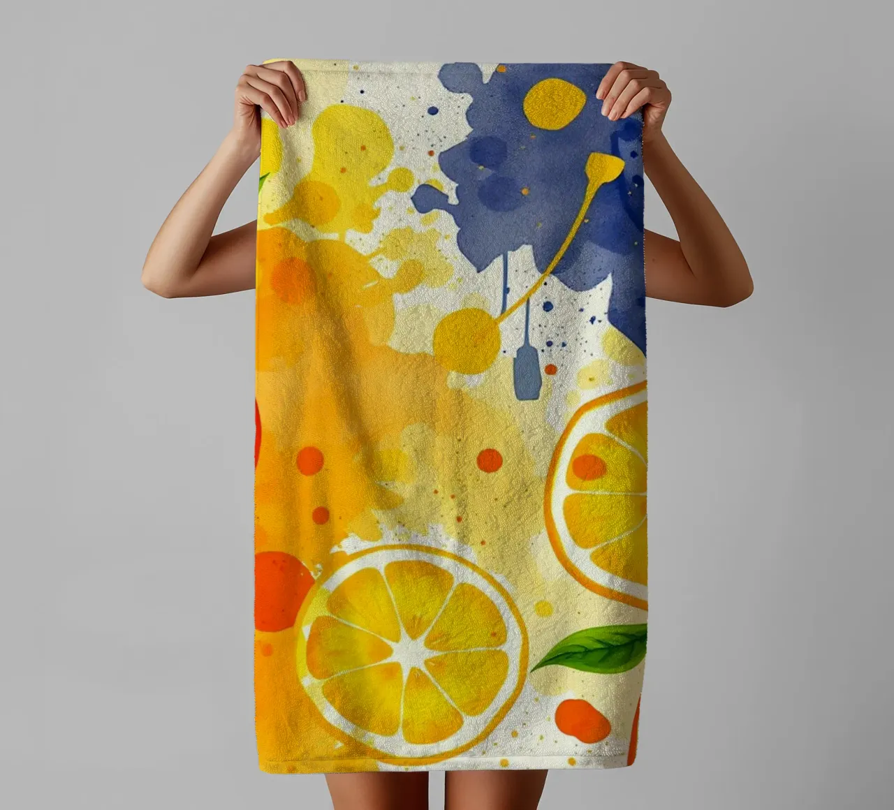 dessin abstrait représentant des oranges, des citrons et des éclaboussures serviette de bain de DesignDoodle