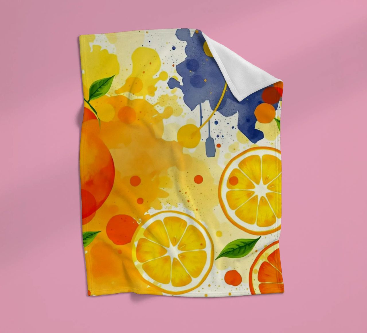 disegno astratto con arance, limoni e spruzzi di colore coperta in pile da DesignDoodle