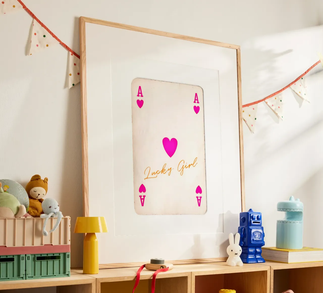 Carta da gioco rosa vintage - Lucky Girl poster con telaio in legno da Peaches Art Prints