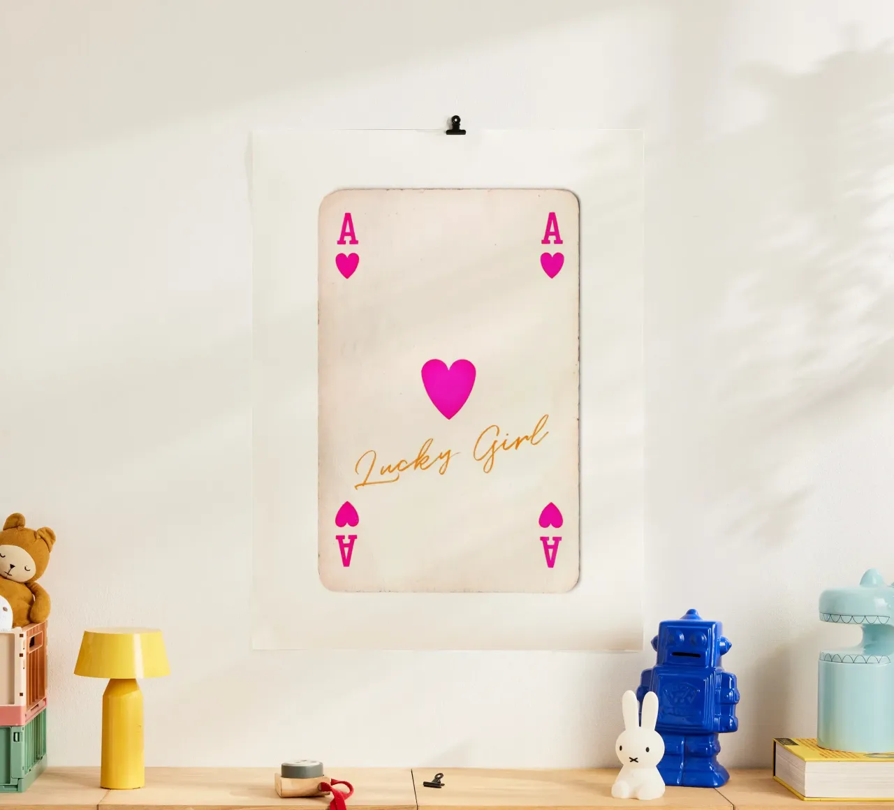 Carta da gioco rosa vintage - Lucky Girl poster con telaio in legno da Peaches Art Prints