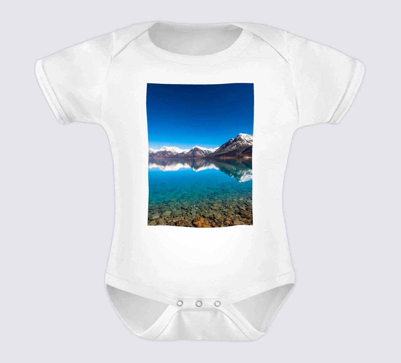 vue sur un lac serein entouré de montagnes enneigées body bébé de DesignDoodle