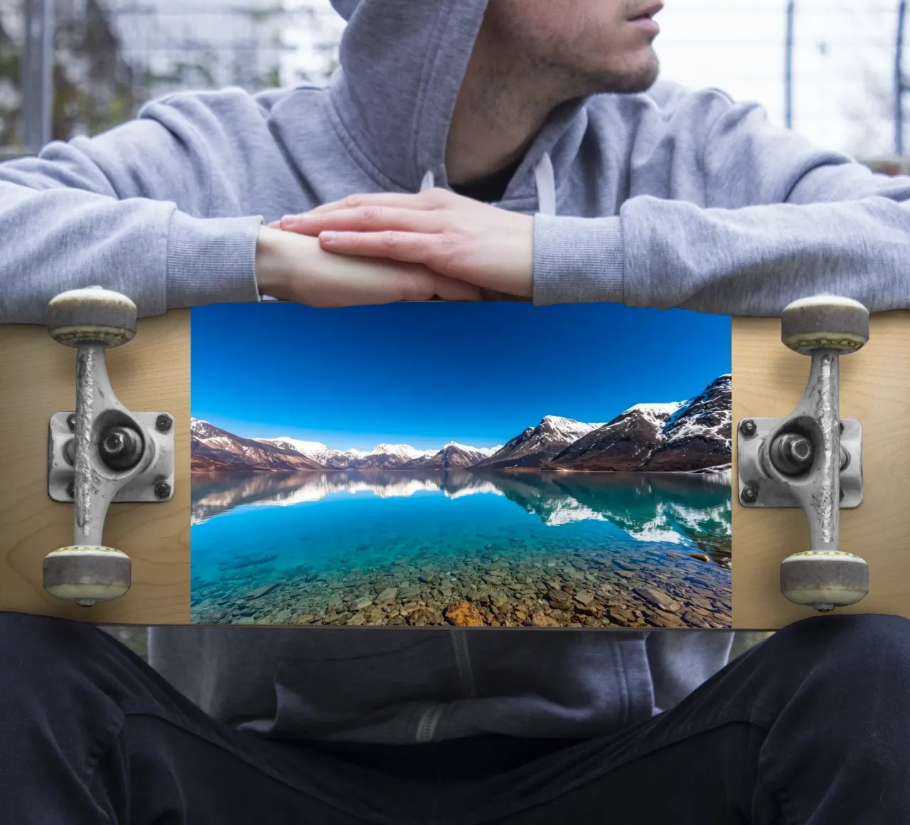 vista su un lago sereno circondato da montagne innevate adesivo da DesignDoodle