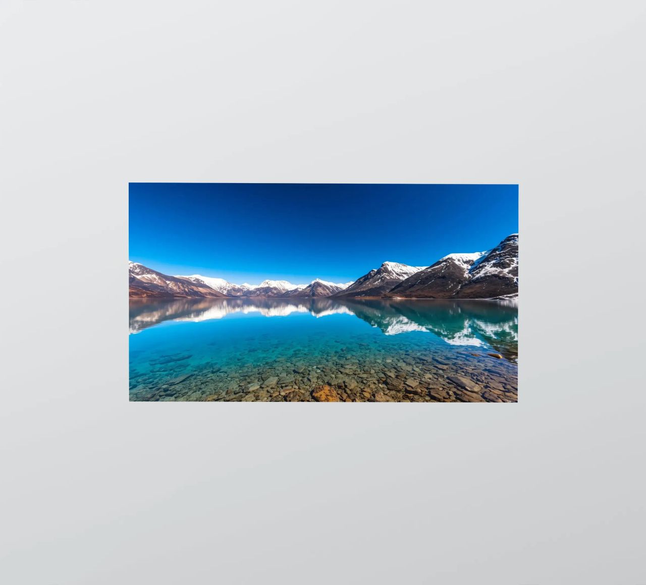vue sur un lac serein entouré de montagnes enneigées autocollant de DesignDoodle