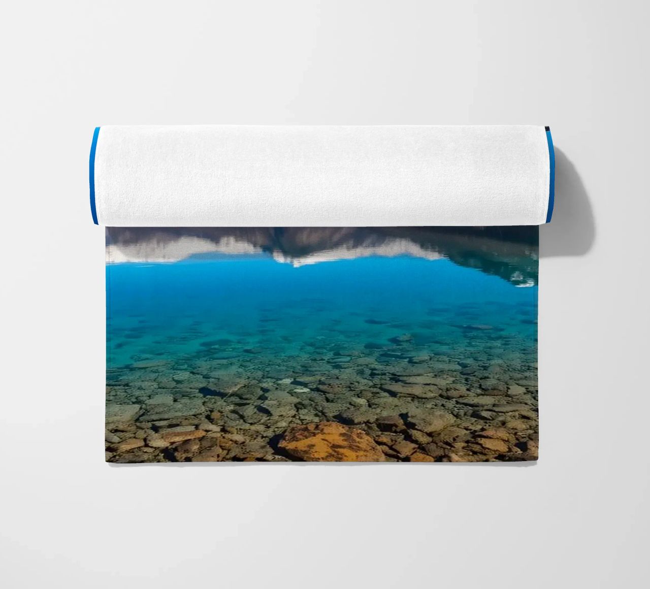 vue sur un lac serein entouré de montagnes enneigées serviette de plage de DesignDoodle