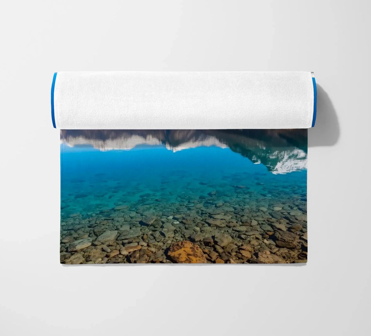 vue sur un lac serein entouré de montagnes enneigées serviette de plage de DesignDoodle