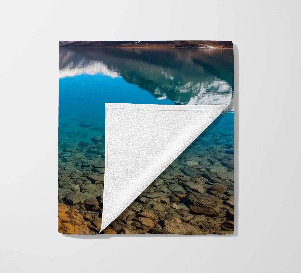vue sur un lac serein entouré de montagnes enneigées serviette de plage de DesignDoodle