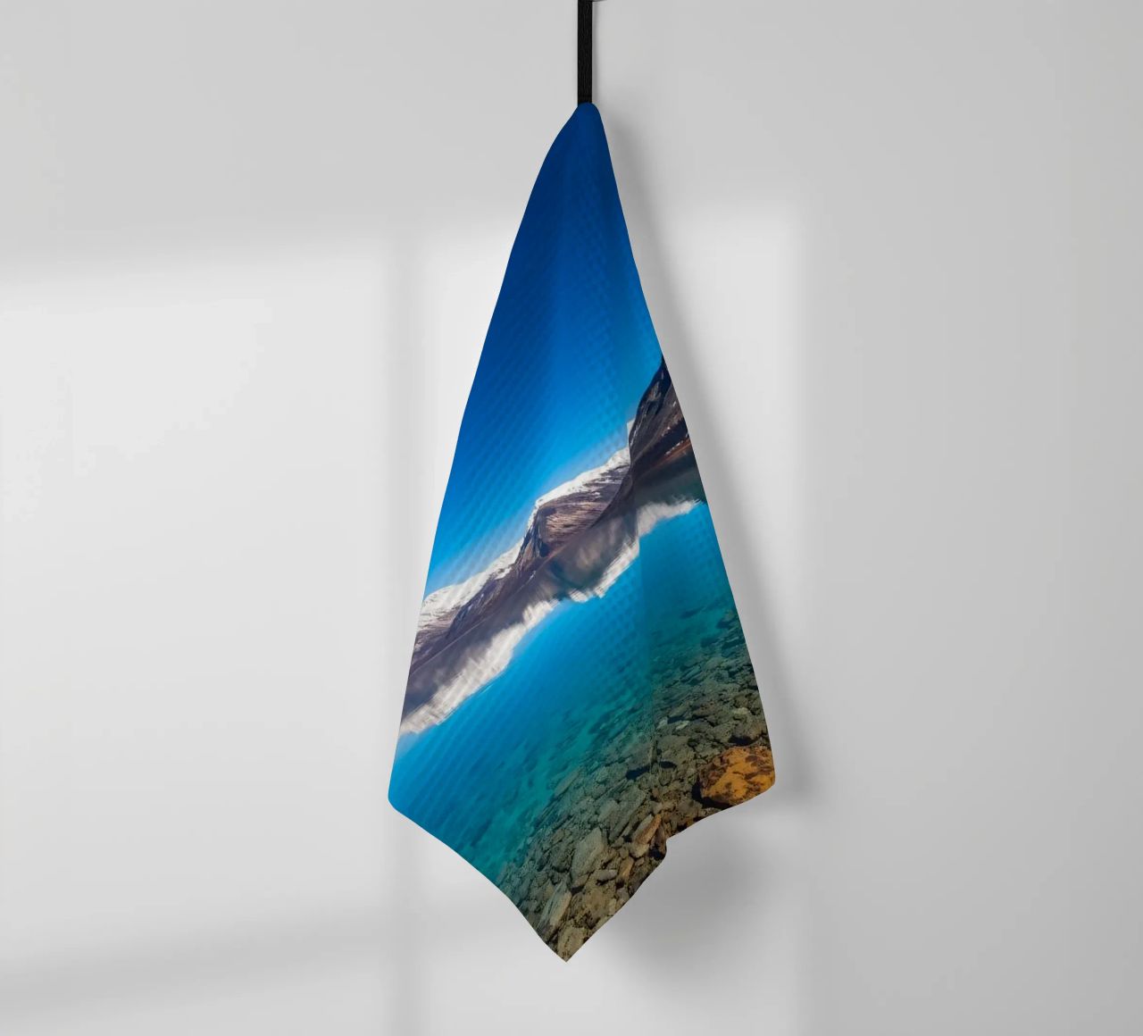 vue sur un lac serein entouré de montagnes enneigées torchon de DesignDoodle