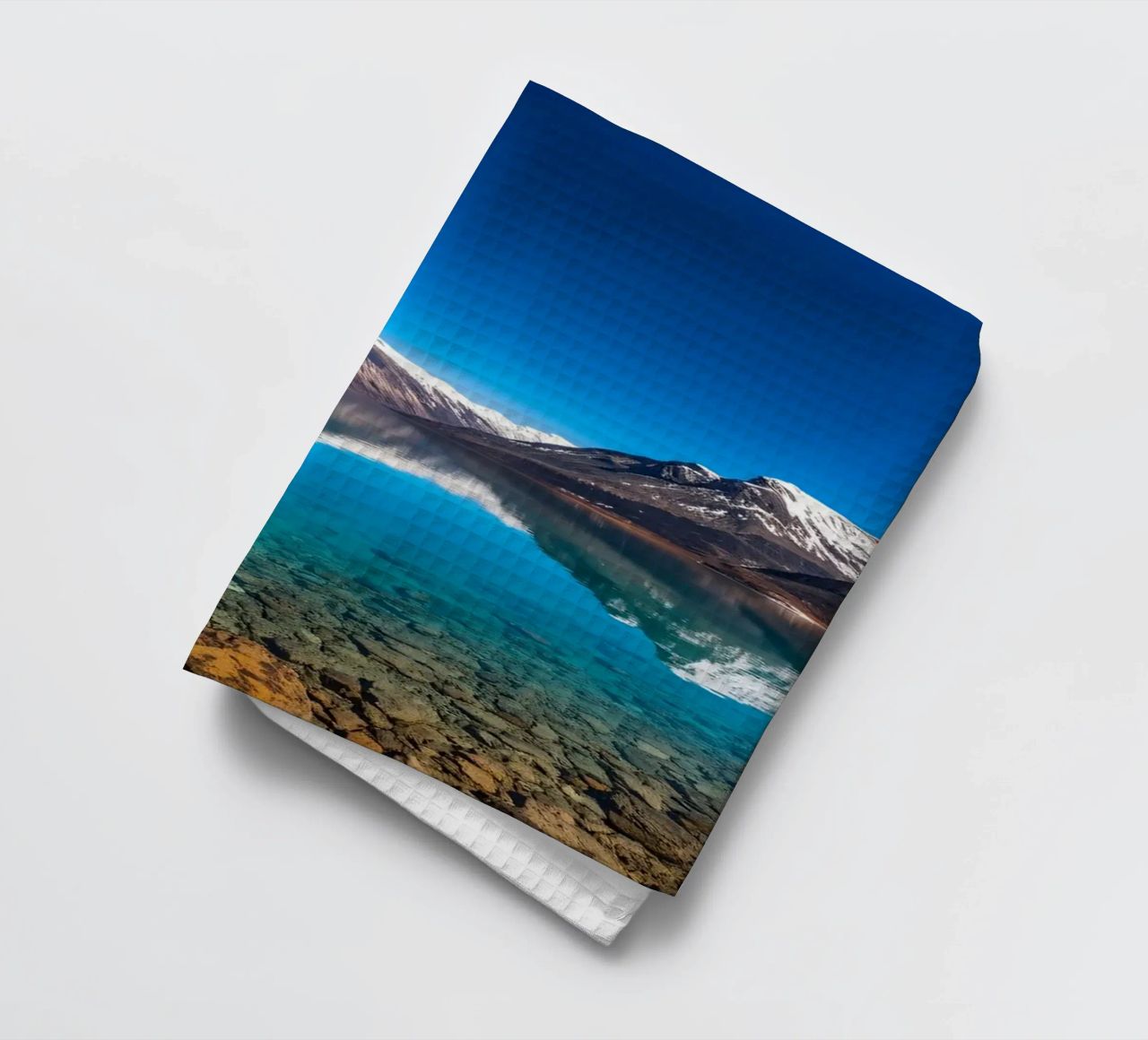 vue sur un lac serein entouré de montagnes enneigées torchon de DesignDoodle