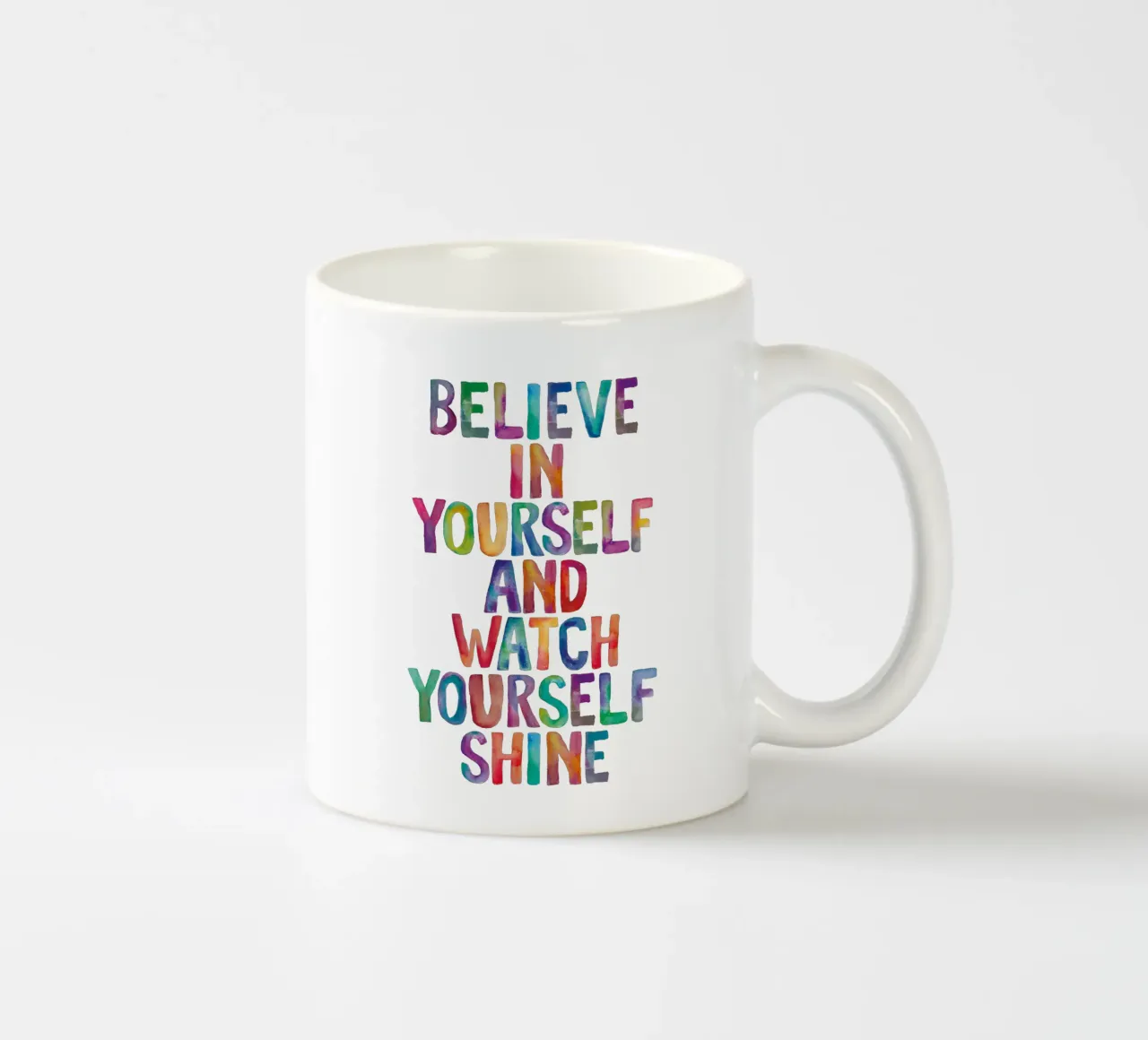 Glaube an dich selbst und sieh zu, wie du leuchtest Regenbogenbuchstaben Keramik Tasse von THE MOTIVATED TYPE