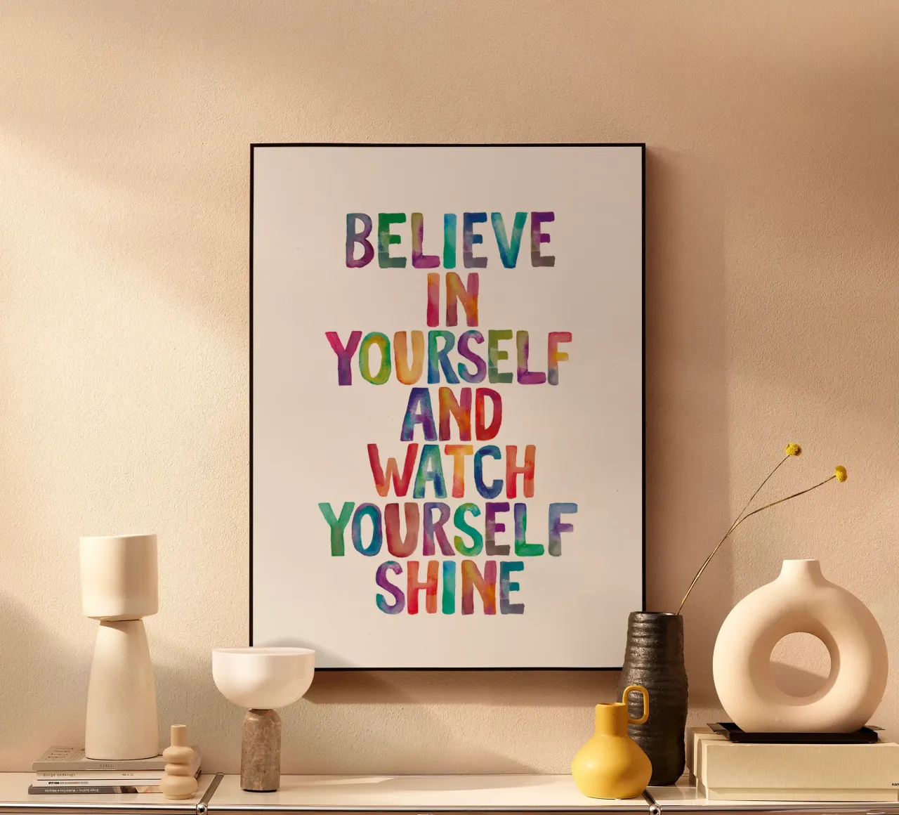 Glaube an dich selbst und sieh zu, wie du leuchtest Regenbogenbuchstaben Alu-Dibond von THE MOTIVATED TYPE