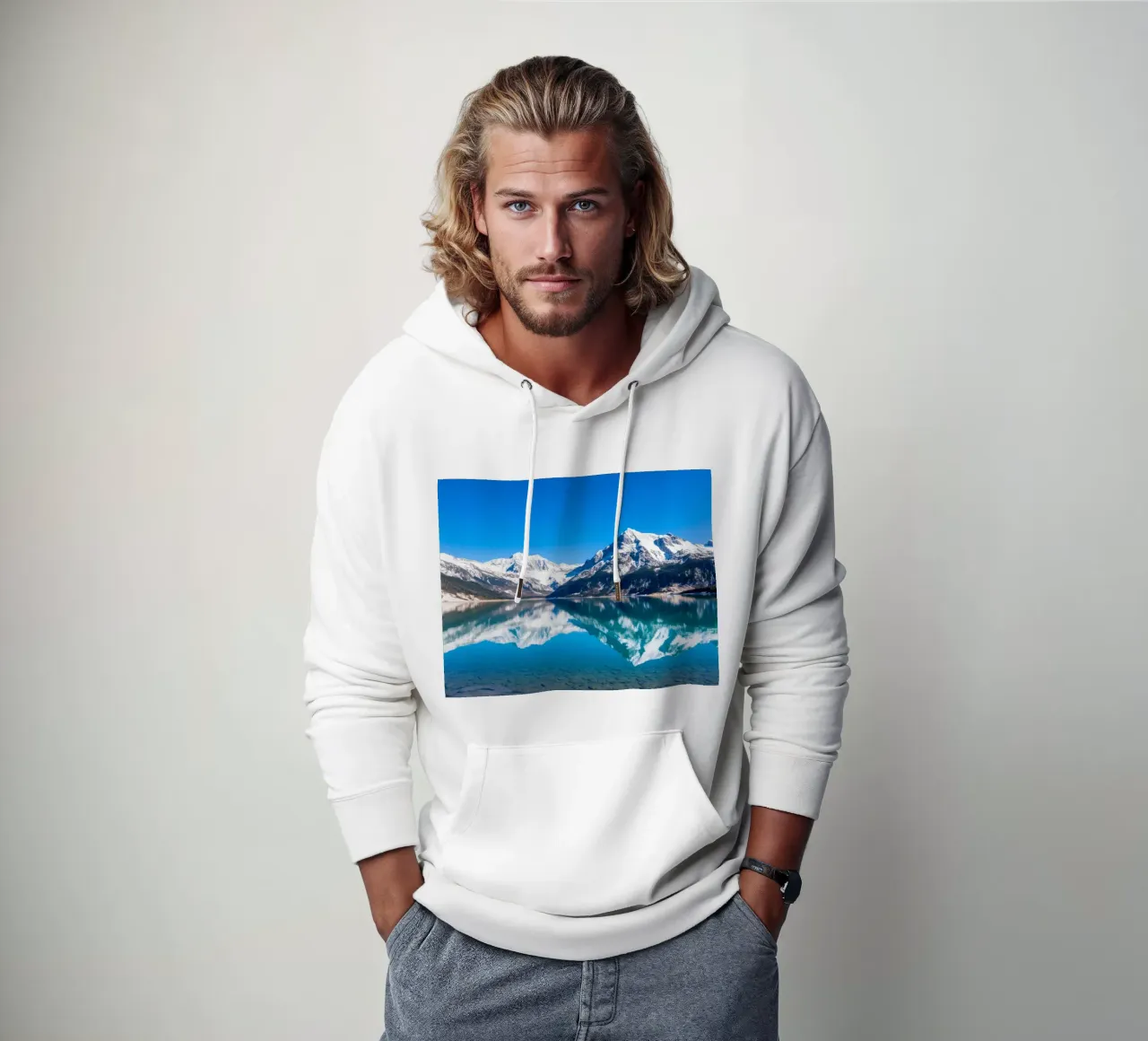 Riflesso stupefacente di montagne innevate in un ambiente tranquillo. felpa con cappuccio da DesignDoodle