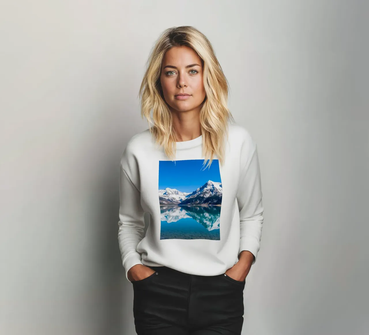 Riflesso stupefacente di montagne innevate in un ambiente tranquillo. felpa da DesignDoodle