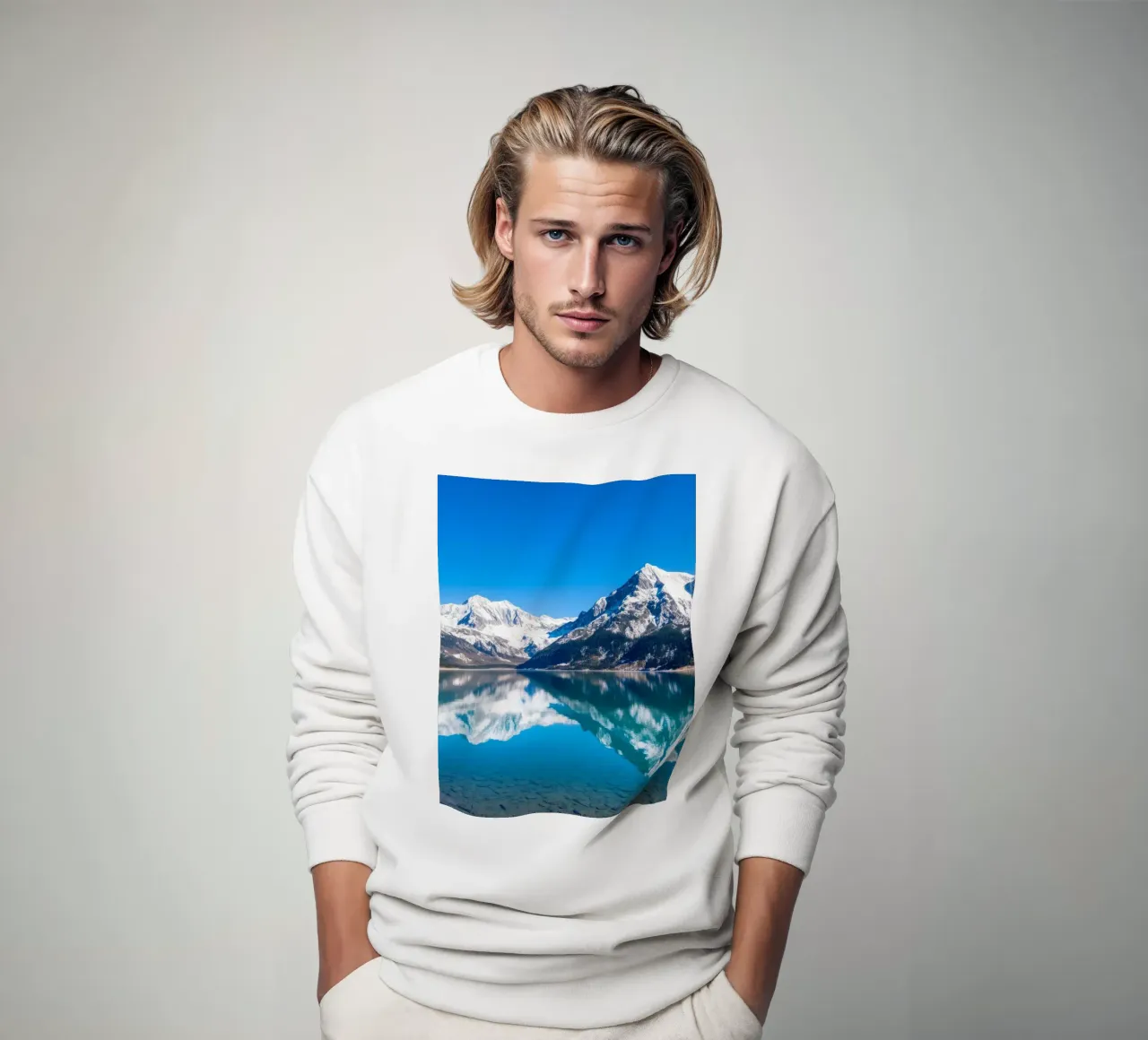 Riflesso stupefacente di montagne innevate in un ambiente tranquillo. felpa da DesignDoodle