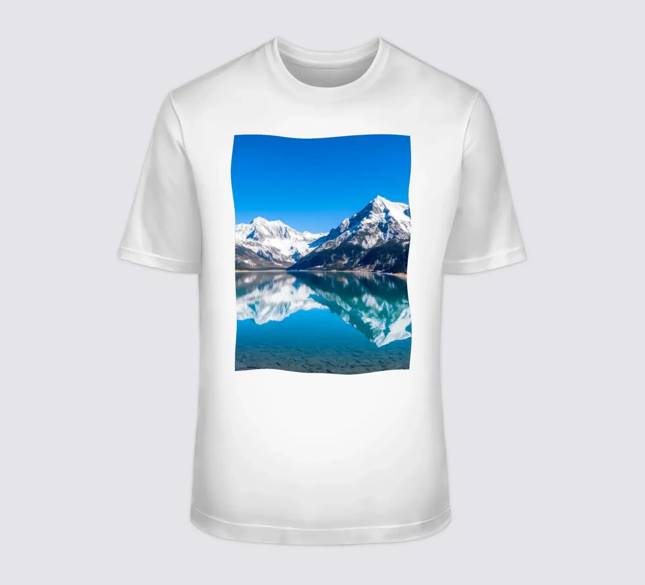 Riflesso stupefacente di montagne innevate in un ambiente tranquillo. t-shirt da DesignDoodle
