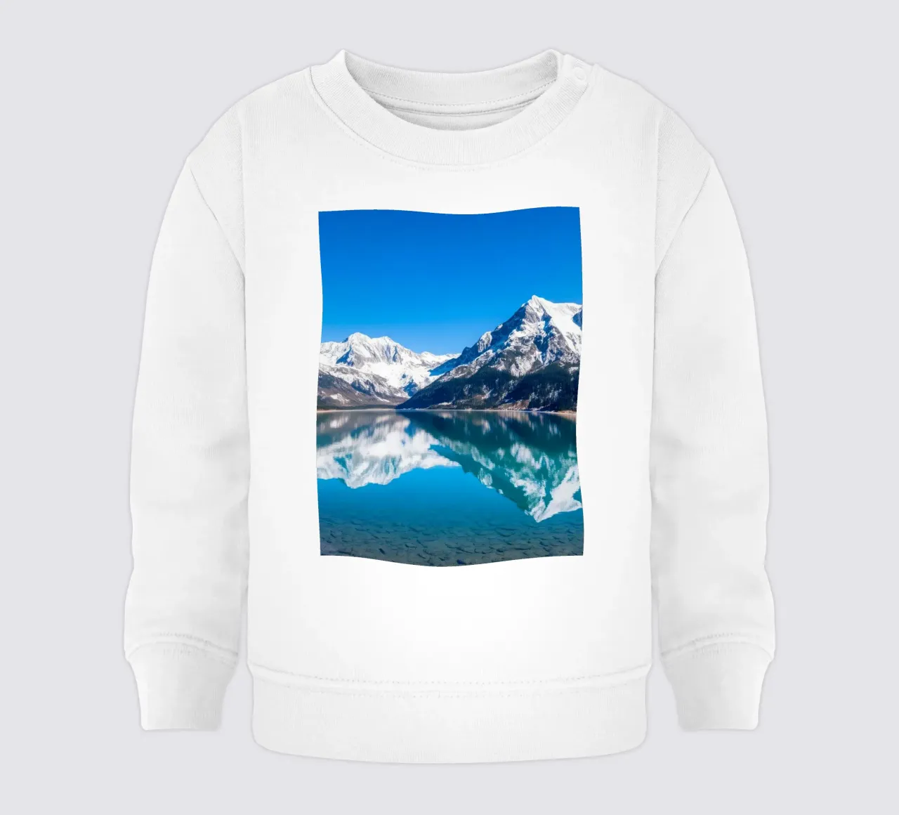 Riflesso stupefacente di montagne innevate in un ambiente tranquillo. felpa neonato da DesignDoodle