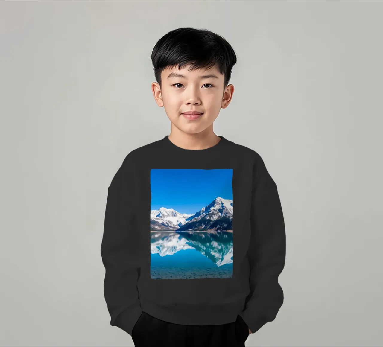 Riflesso stupefacente di montagne innevate in un ambiente tranquillo. felpa bambino da DesignDoodle