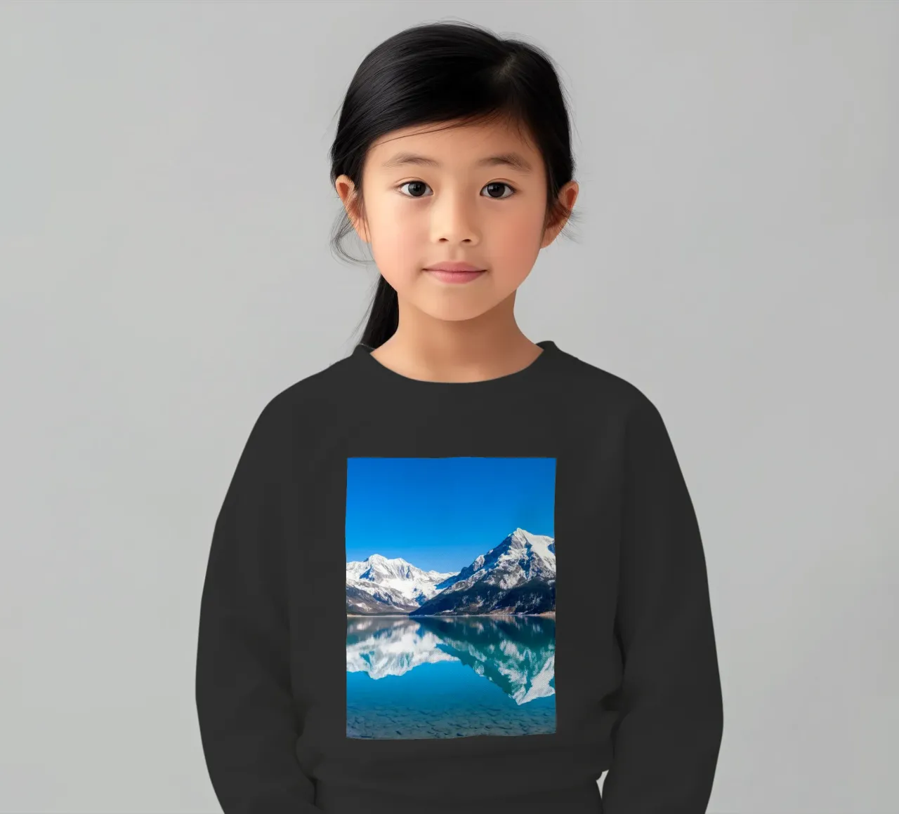 Riflesso stupefacente di montagne innevate in un ambiente tranquillo. felpa bambino da DesignDoodle