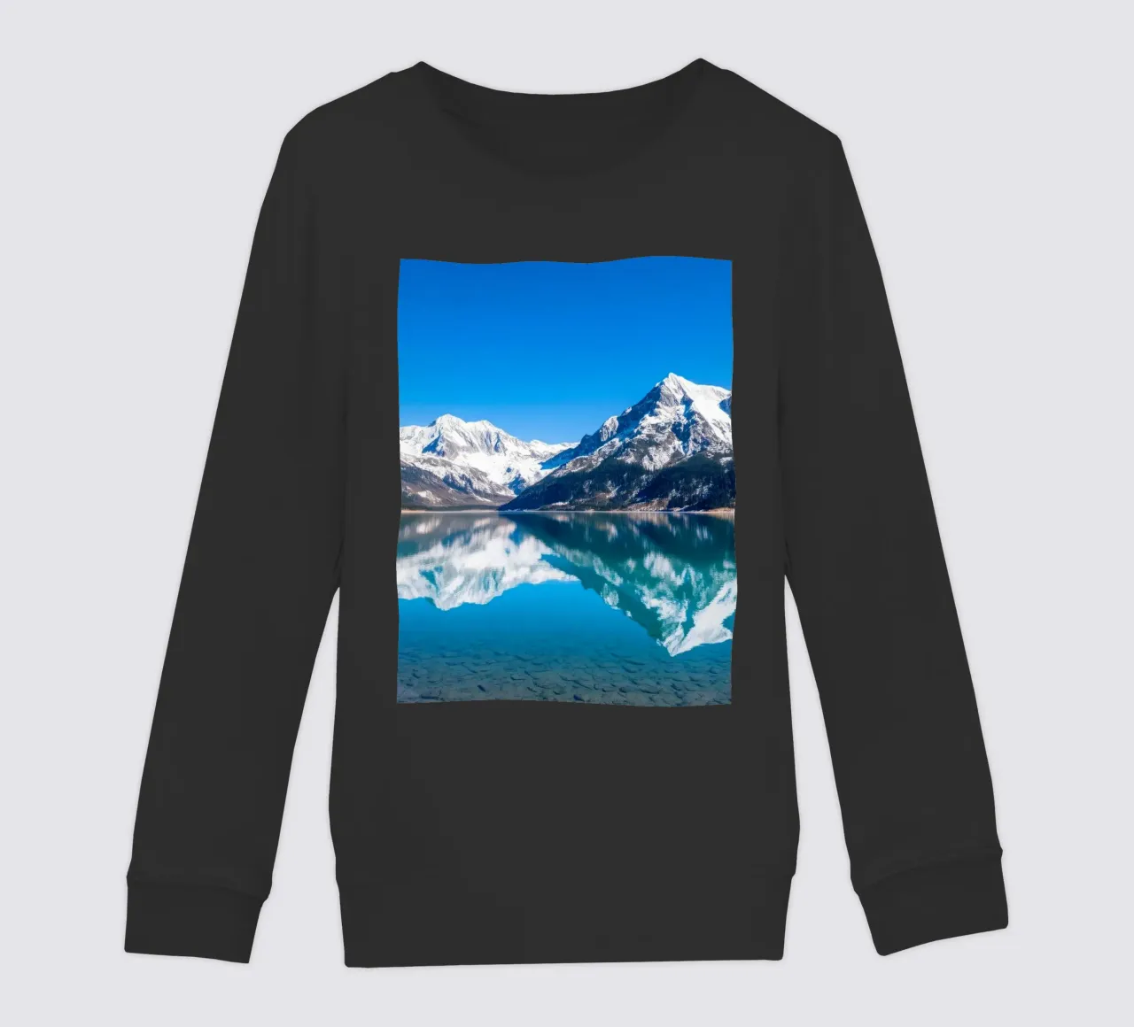 Riflesso stupefacente di montagne innevate in un ambiente tranquillo. felpa bambino da DesignDoodle