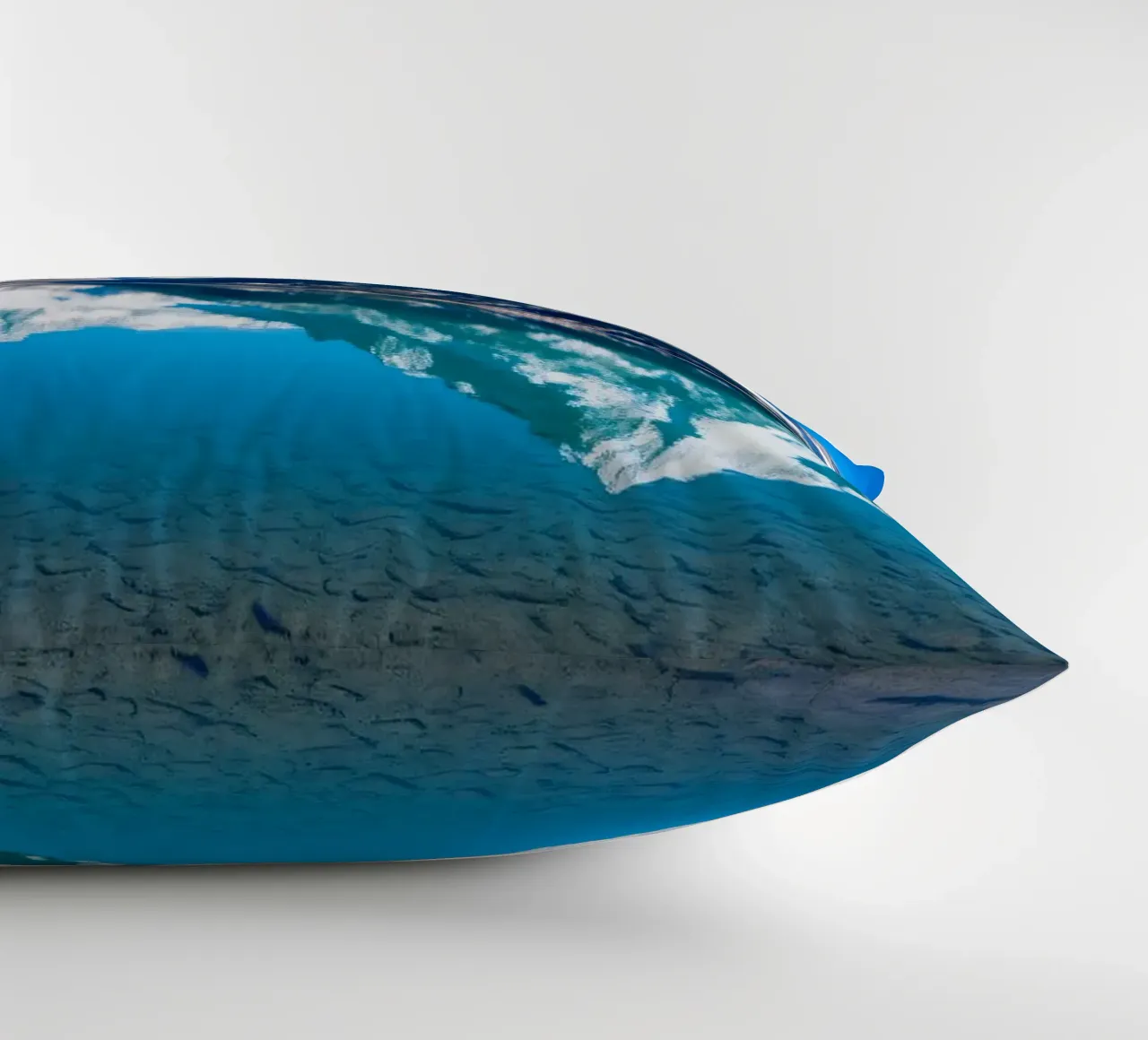 Riflesso stupefacente di montagne innevate in un ambiente tranquillo. cuscino da DesignDoodle