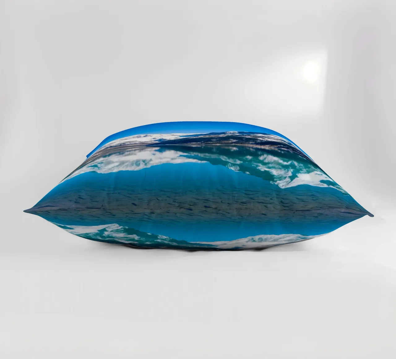Riflesso stupefacente di montagne innevate in un ambiente tranquillo. cuscino da DesignDoodle