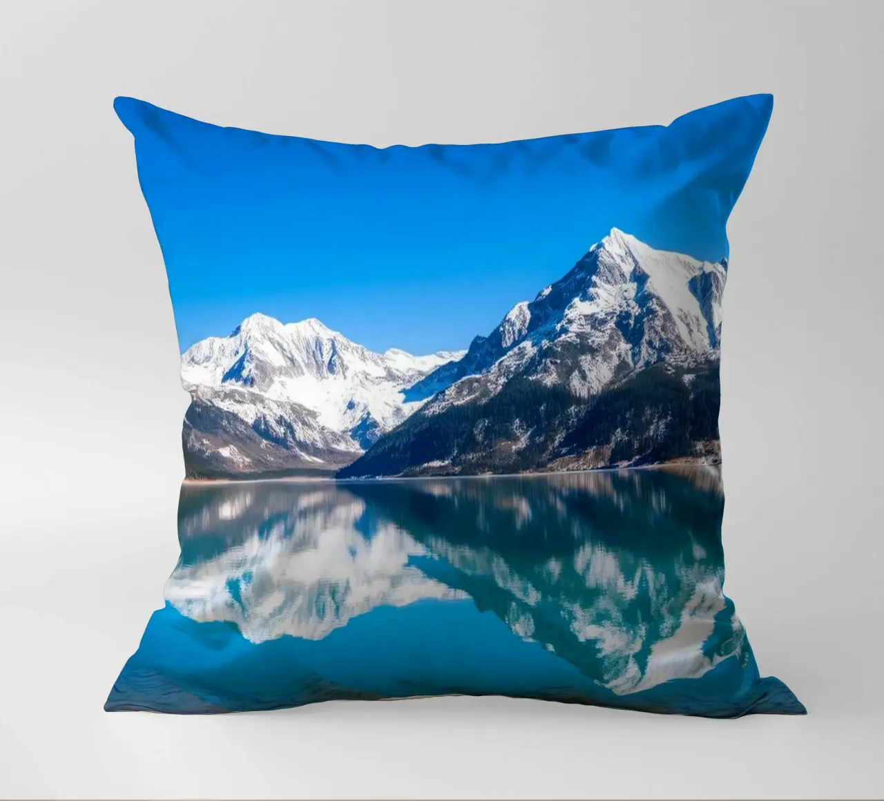 Riflesso stupefacente di montagne innevate in un ambiente tranquillo. cuscino da DesignDoodle