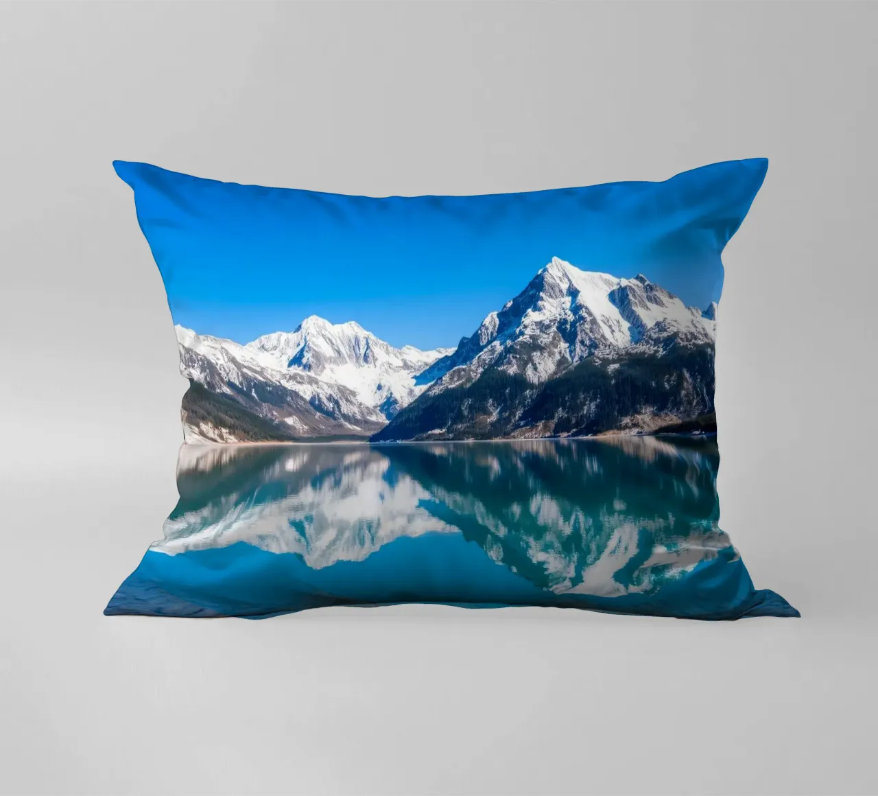 Riflesso stupefacente di montagne innevate in un ambiente tranquillo. cuscino da DesignDoodle