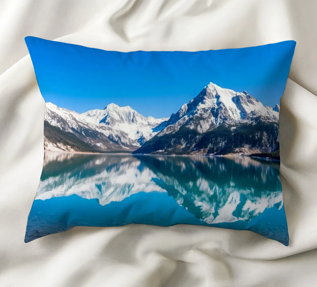 Riflesso stupefacente di montagne innevate in un ambiente tranquillo. cuscino da DesignDoodle
