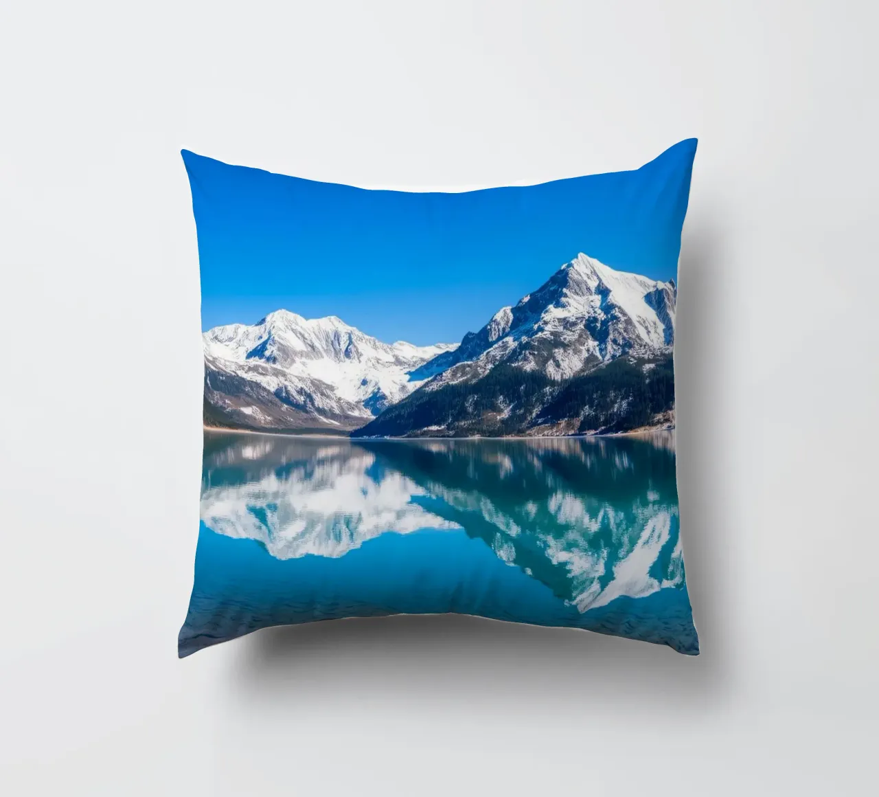 Riflesso stupefacente di montagne innevate in un ambiente tranquillo. cuscino da DesignDoodle