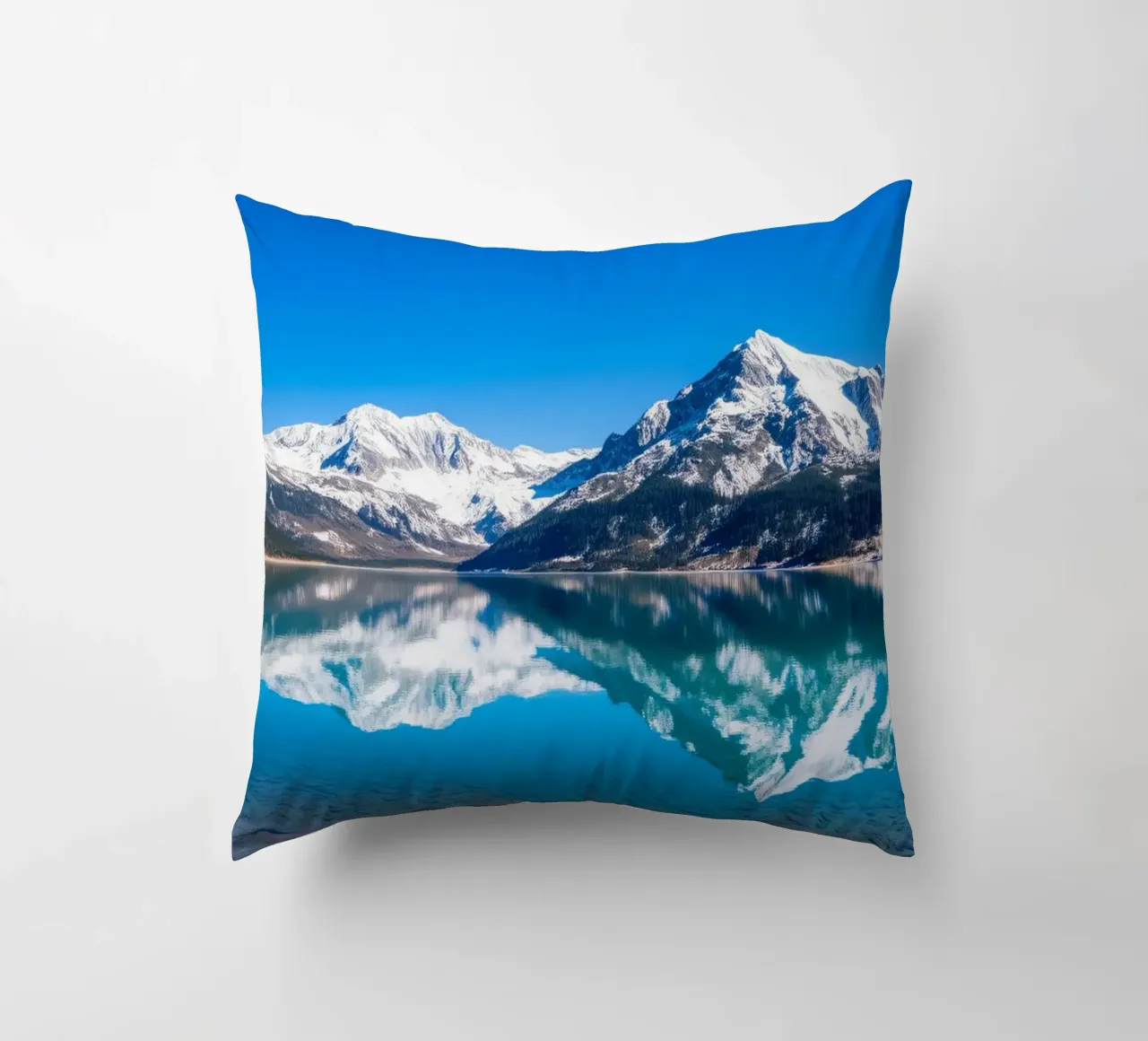 Riflesso stupefacente di montagne innevate in un ambiente tranquillo. cuscino da DesignDoodle