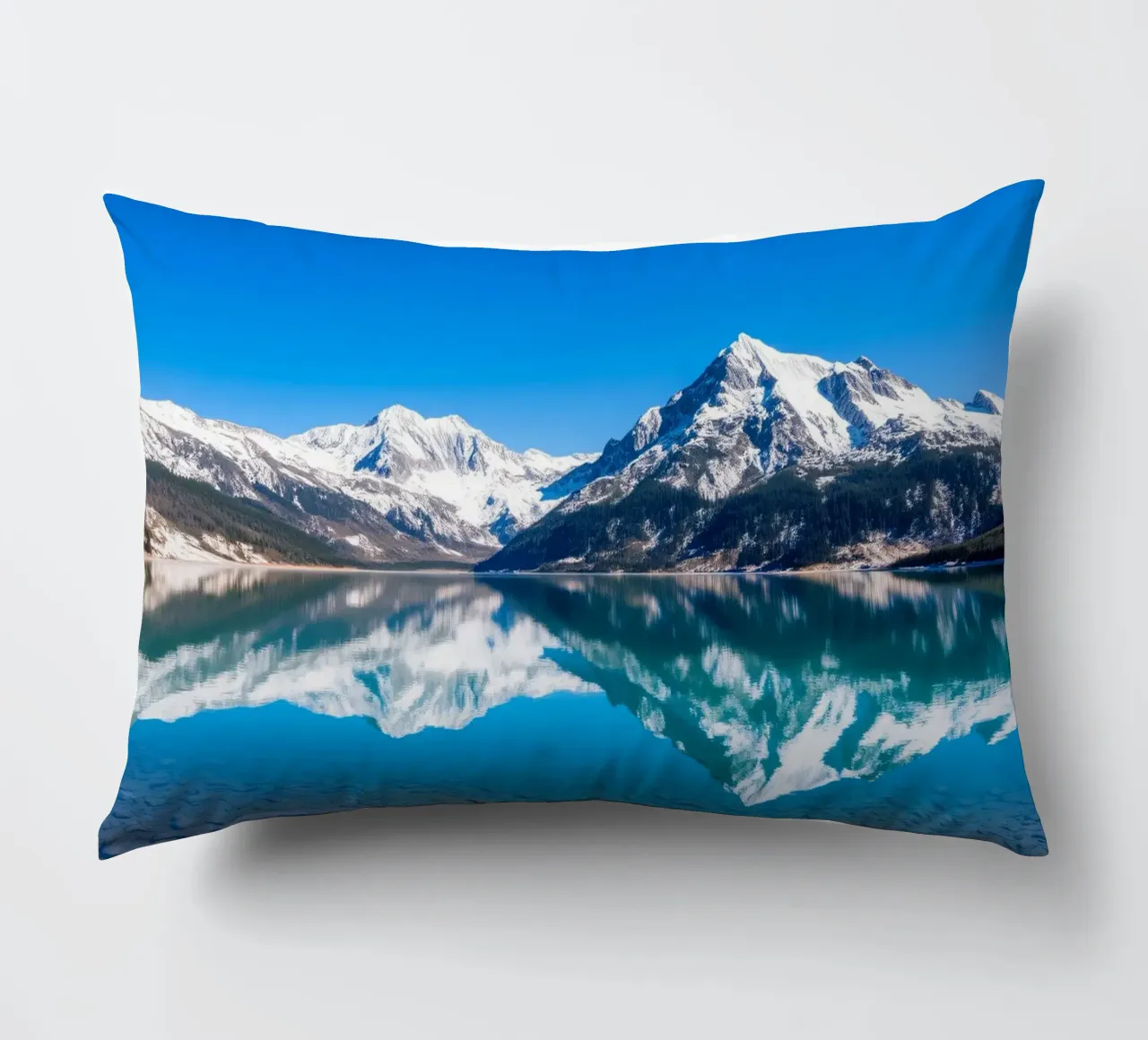 Riflesso stupefacente di montagne innevate in un ambiente tranquillo. cuscino da DesignDoodle