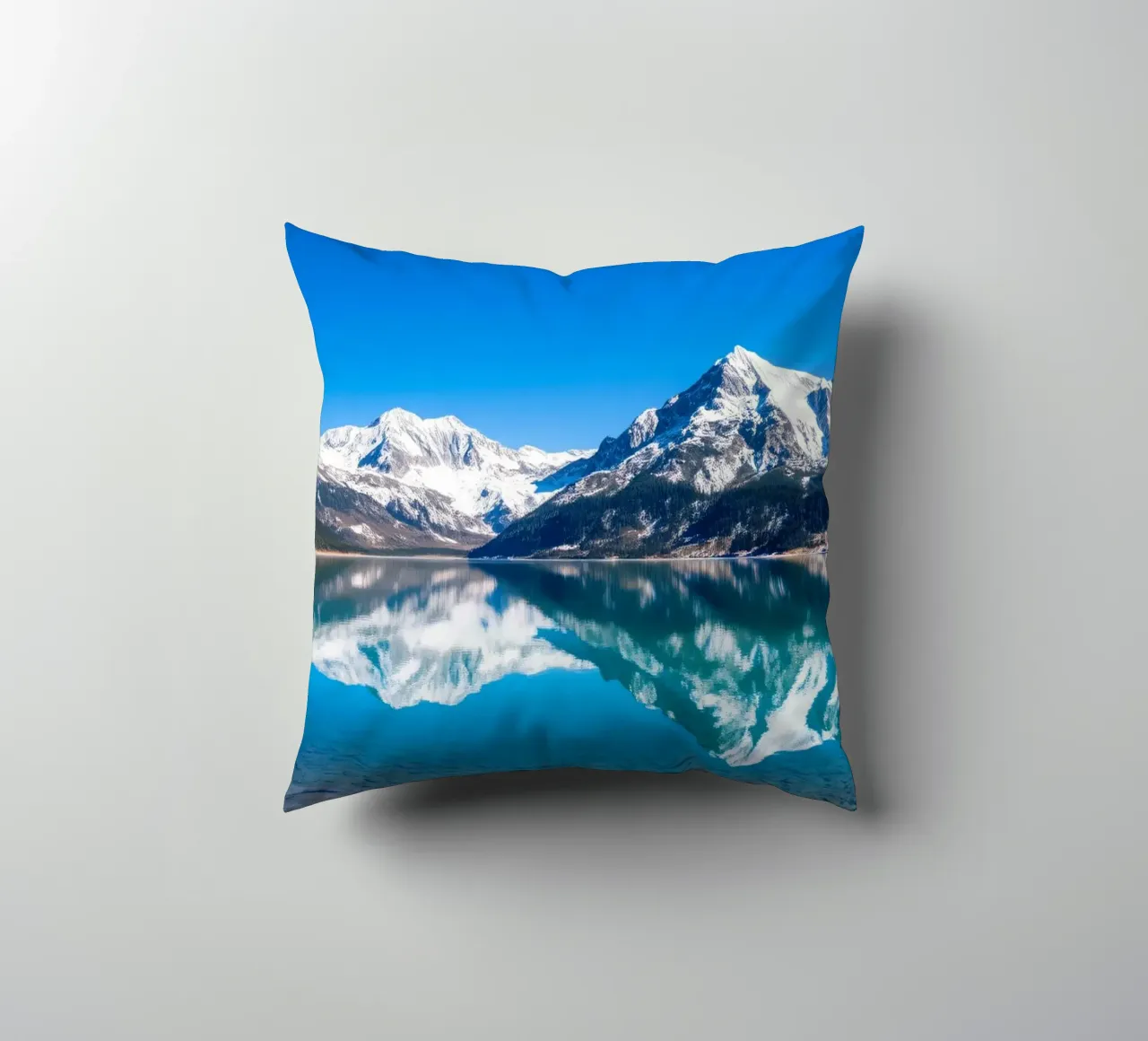Riflesso stupefacente di montagne innevate in un ambiente tranquillo. cuscino da DesignDoodle