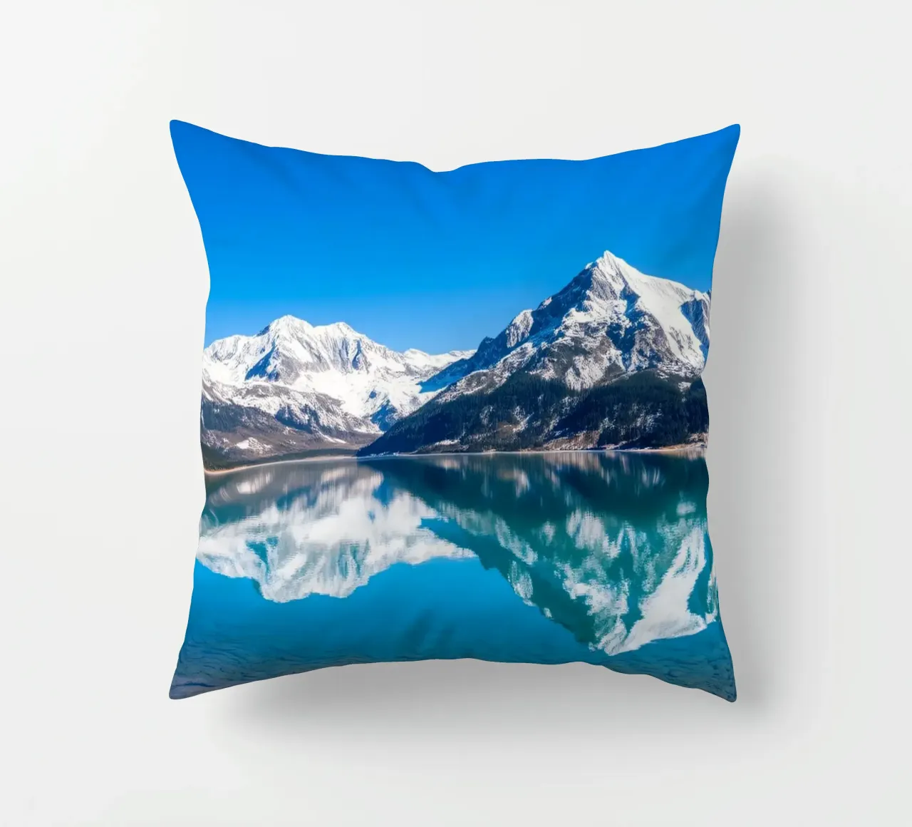 Riflesso stupefacente di montagne innevate in un ambiente tranquillo. cuscino da DesignDoodle