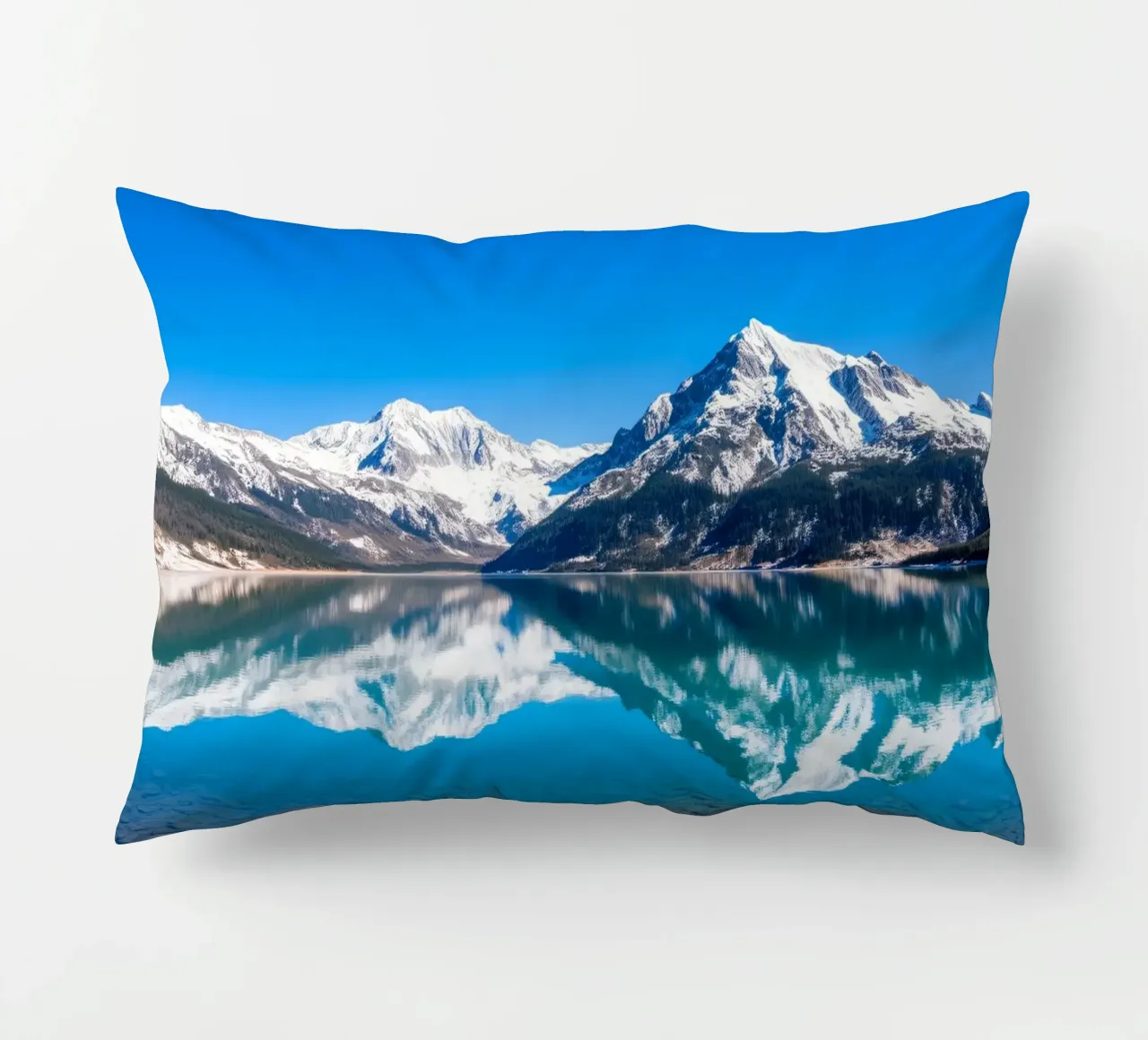 Riflesso stupefacente di montagne innevate in un ambiente tranquillo. cuscino da DesignDoodle