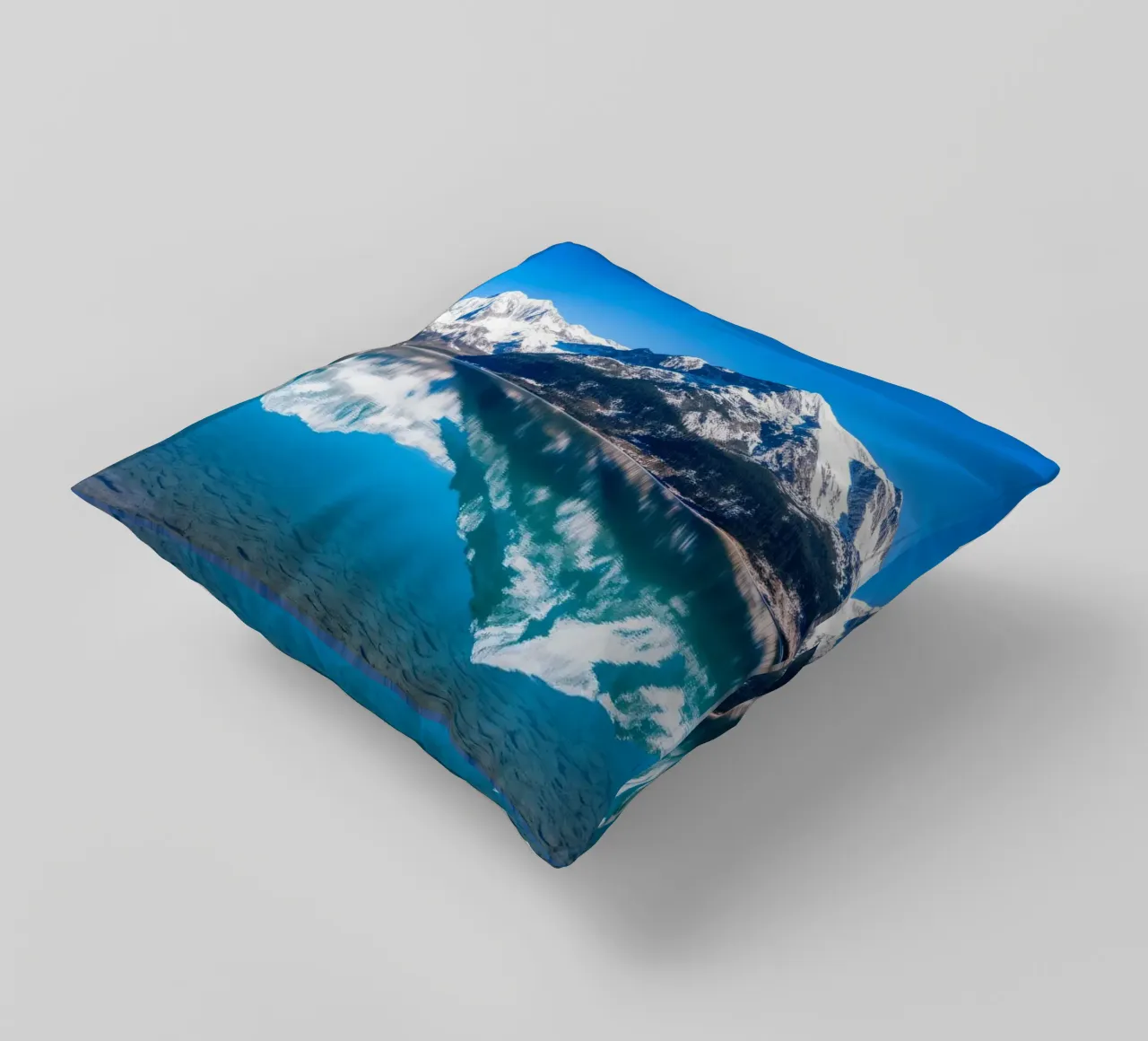 Riflesso stupefacente di montagne innevate in un ambiente tranquillo. cuscino da DesignDoodle
