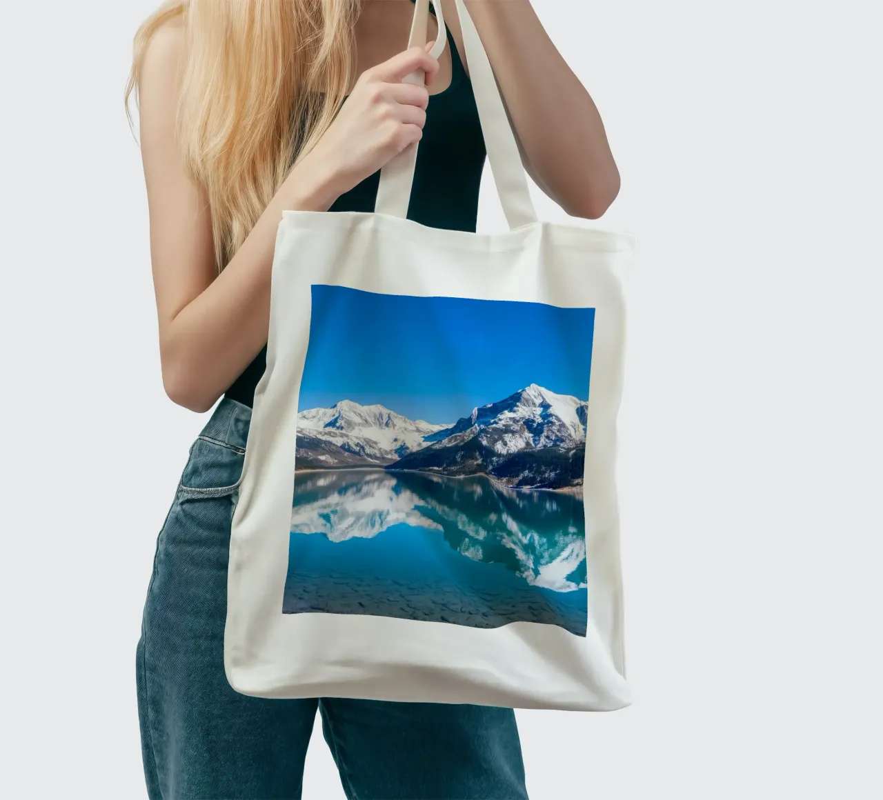 Riflesso stupefacente di montagne innevate in un ambiente tranquillo. borsa in juta da DesignDoodle