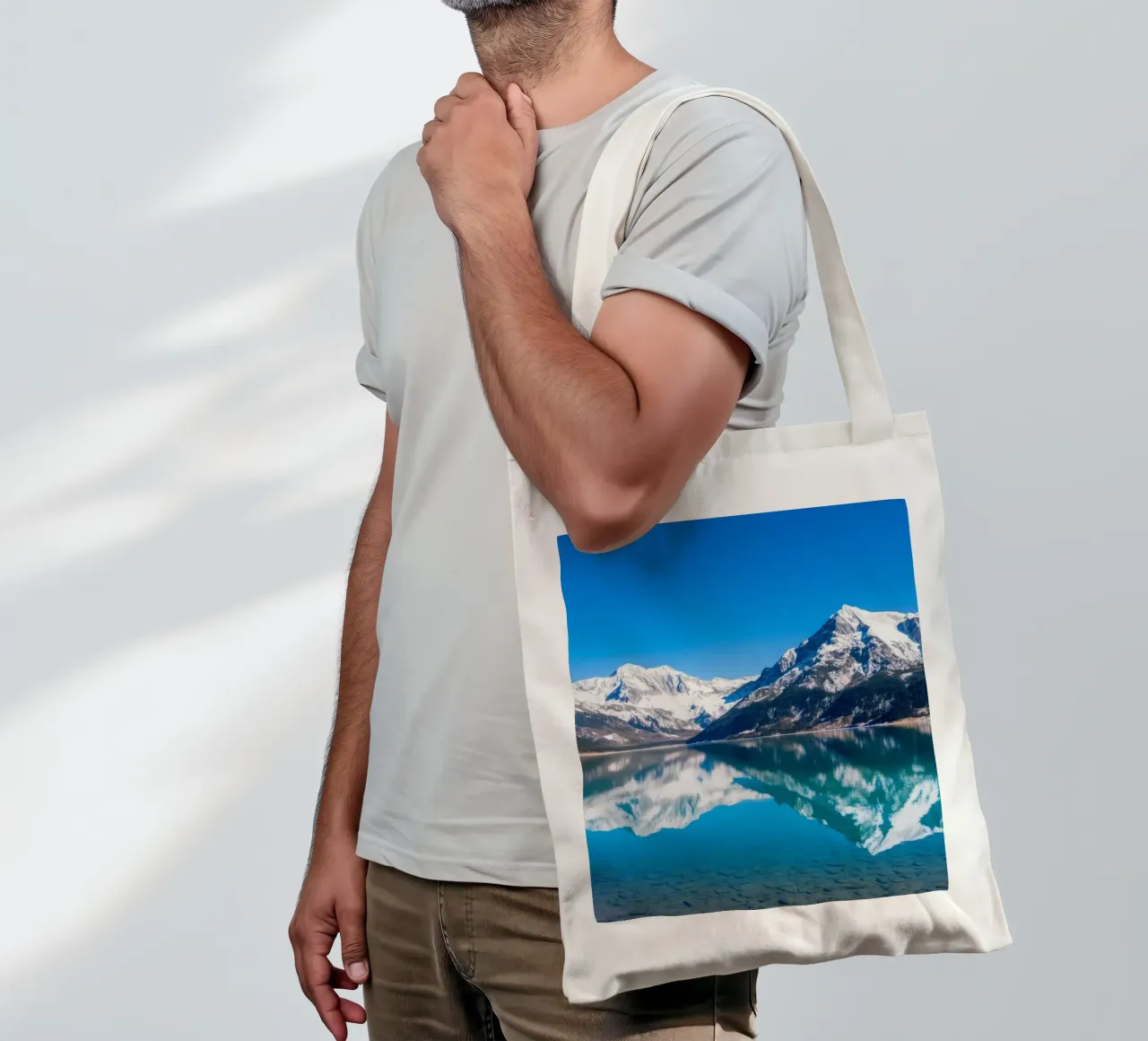 Riflesso stupefacente di montagne innevate in un ambiente tranquillo. borsa in juta da DesignDoodle