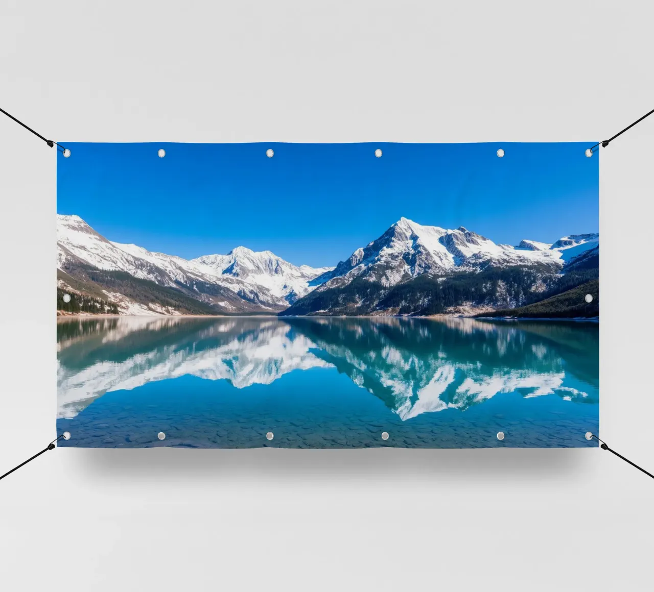 Riflesso stupefacente di montagne innevate in un ambiente tranquillo. telo in pvc da DesignDoodle