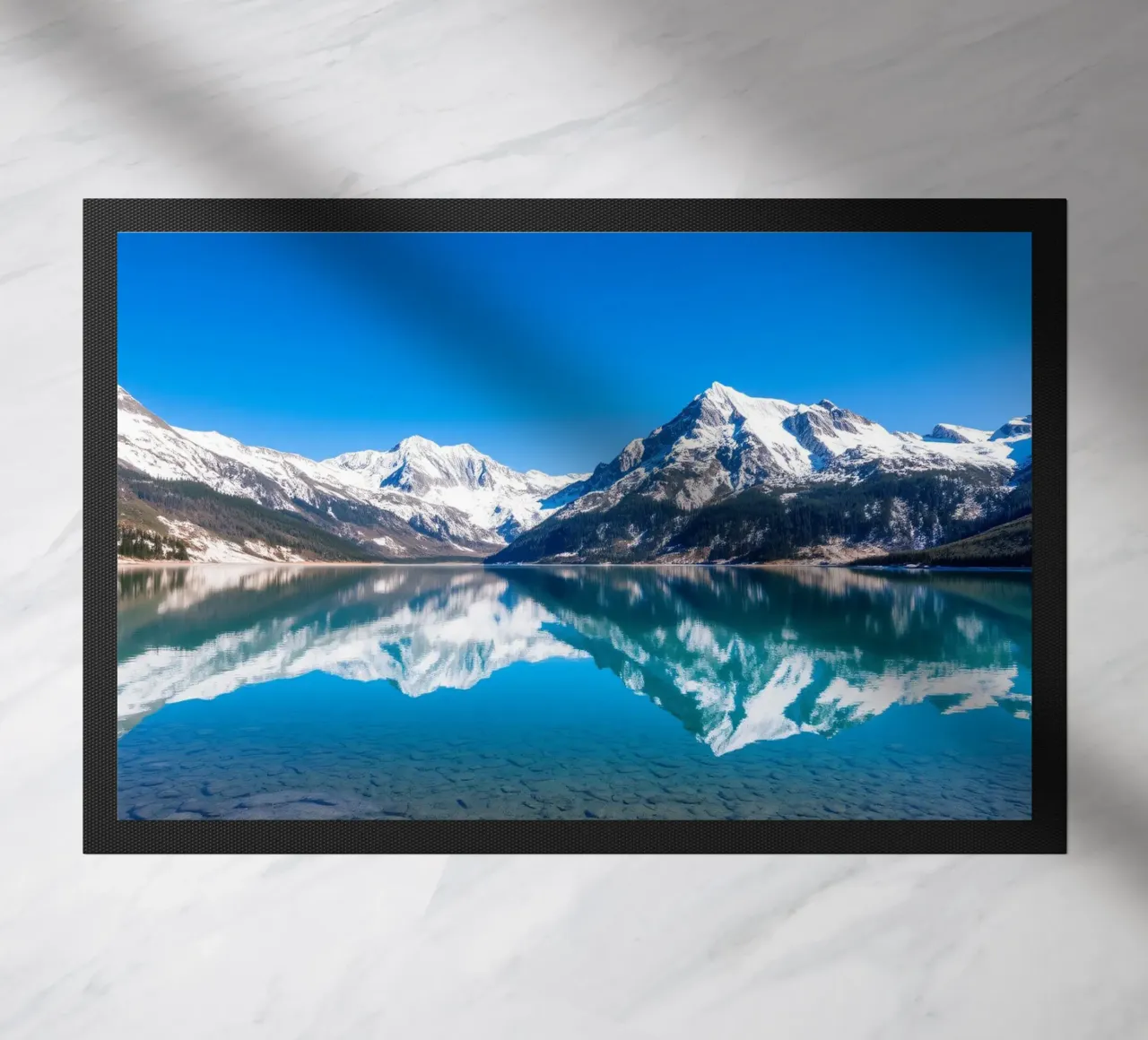 Riflesso stupefacente di montagne innevate in un ambiente tranquillo. zerbino da DesignDoodle