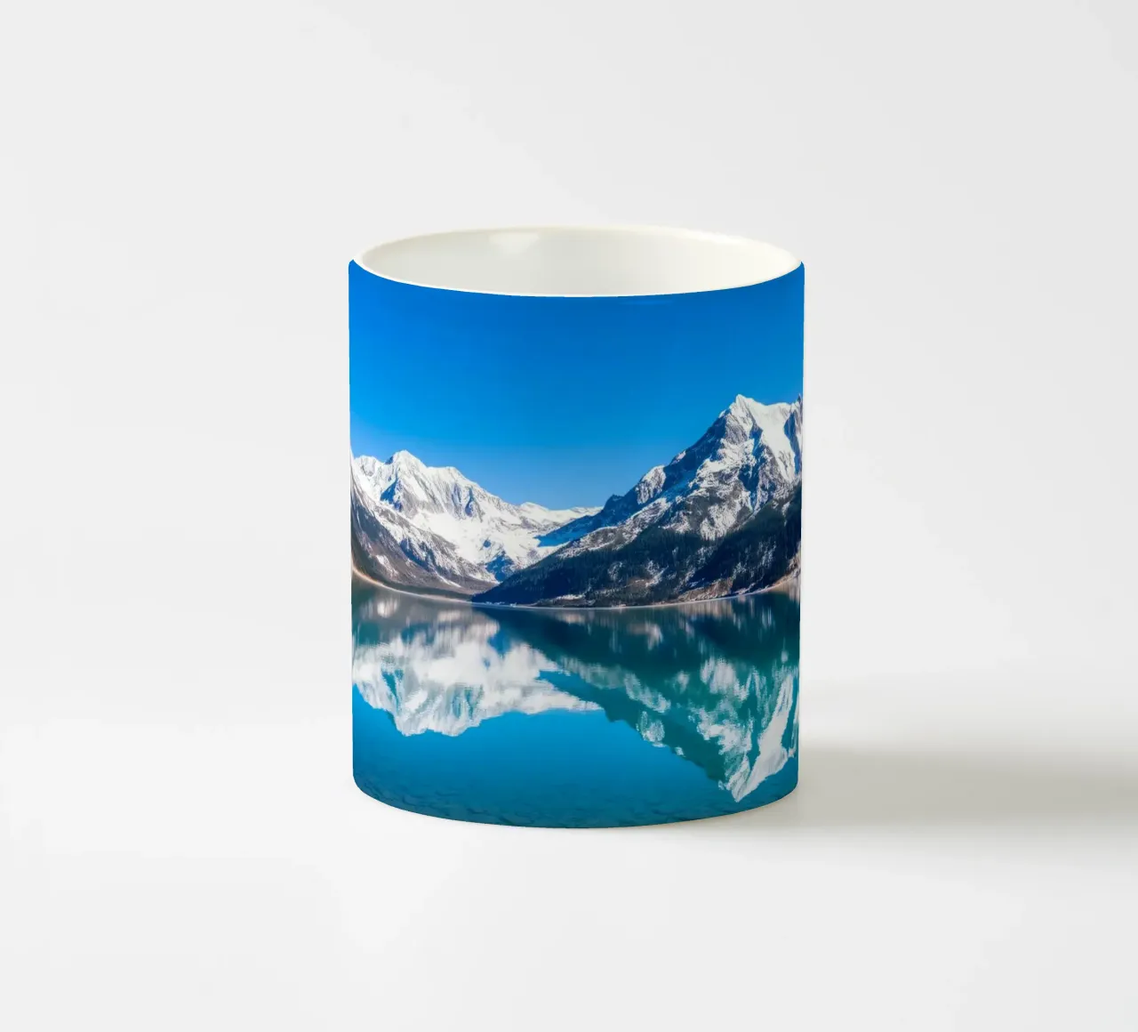 Riflesso stupefacente di montagne innevate in un ambiente tranquillo. tazza in ceramica da DesignDoodle