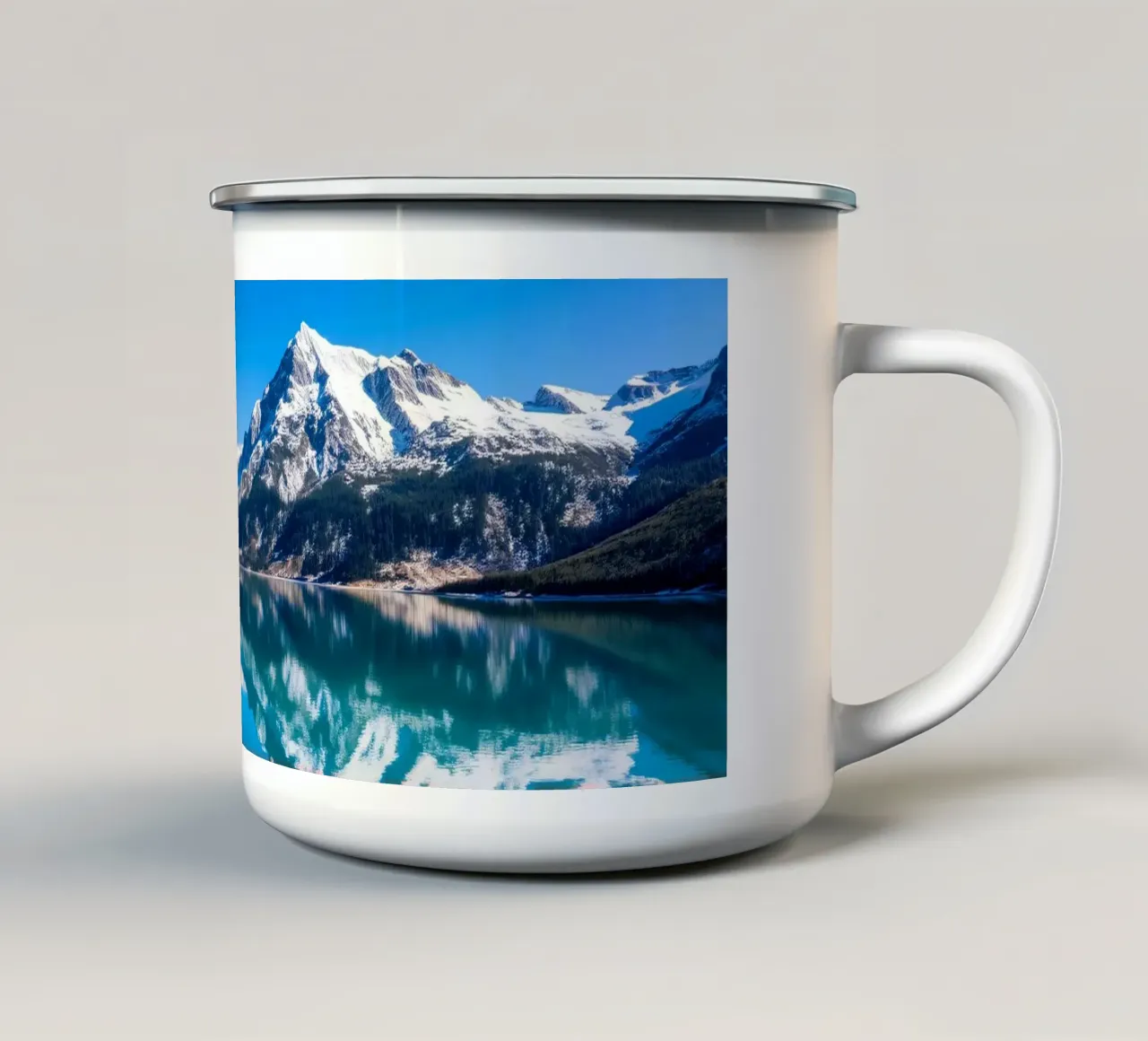 Riflesso stupefacente di montagne innevate in un ambiente tranquillo. tazza in smalto da DesignDoodle