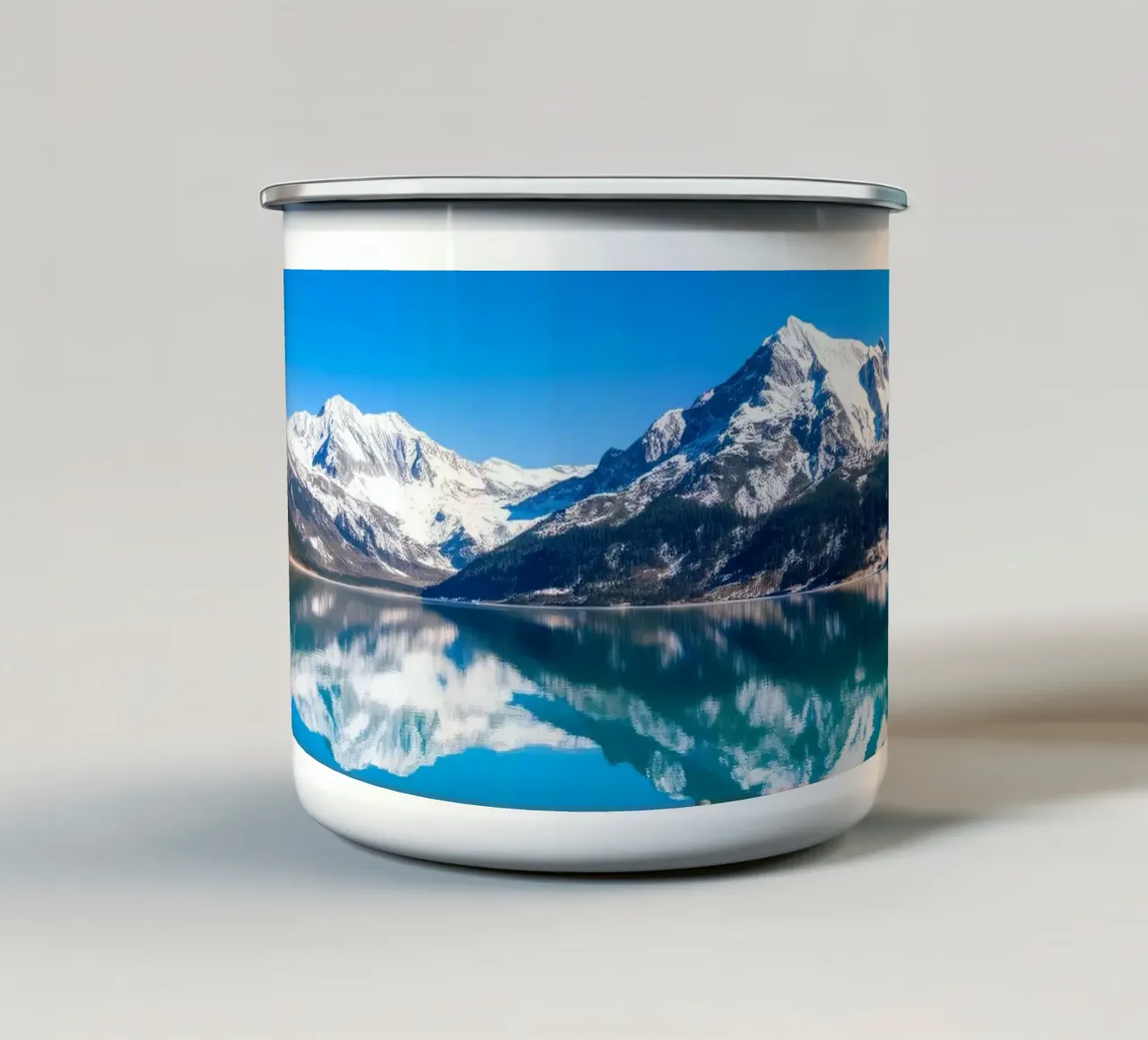Riflesso stupefacente di montagne innevate in un ambiente tranquillo. tazza in smalto da DesignDoodle
