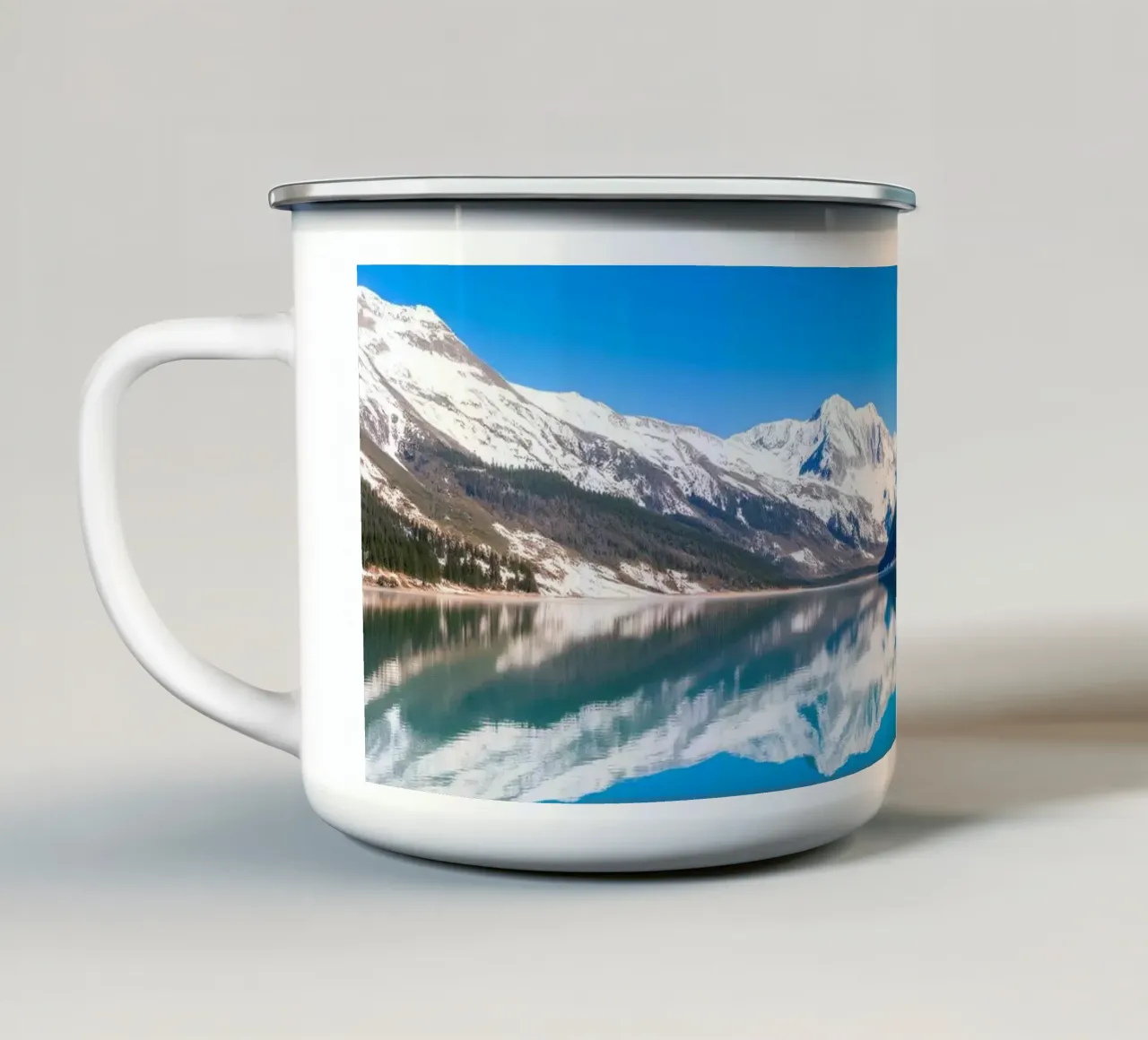 Riflesso stupefacente di montagne innevate in un ambiente tranquillo. tazza in smalto da DesignDoodle