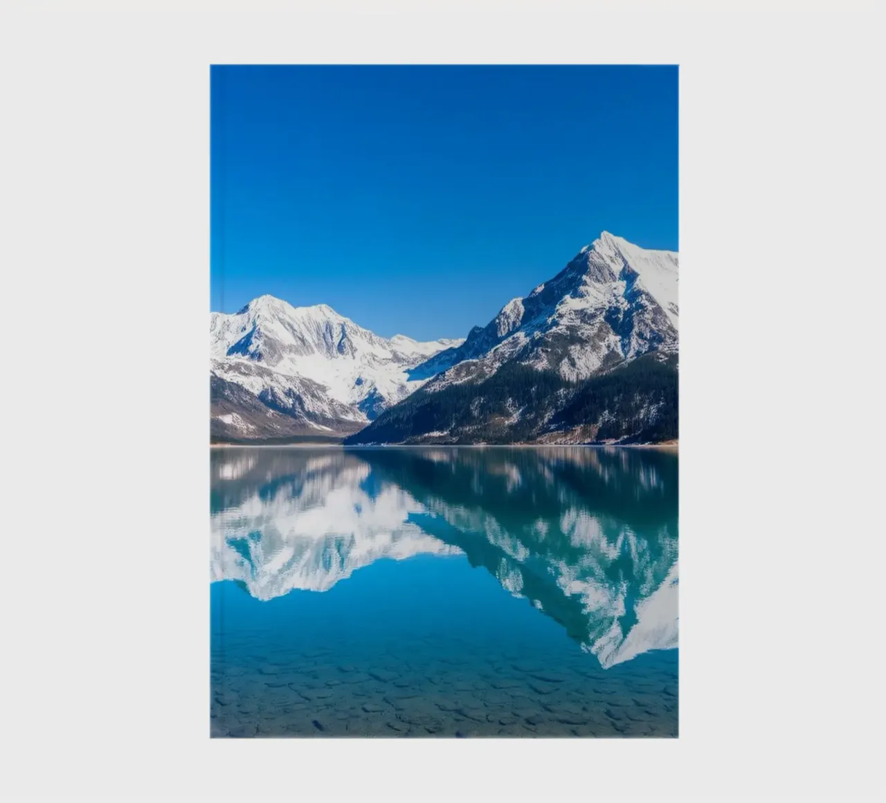 Riflesso stupefacente di montagne innevate in un ambiente tranquillo. diario da DesignDoodle