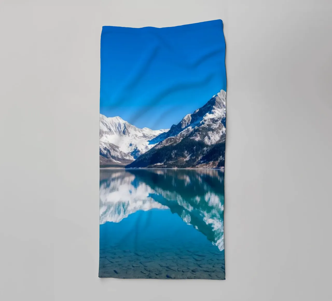 Riflesso stupefacente di montagne innevate in un ambiente tranquillo. asciugamano da bagno da DesignDoodle