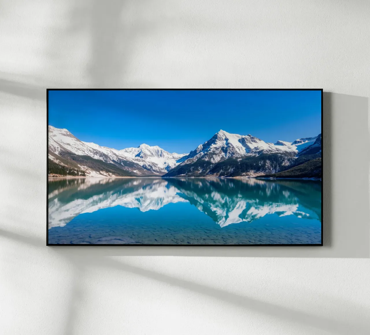 Riflesso stupefacente di montagne innevate in un ambiente tranquillo. plexiglass da DesignDoodle